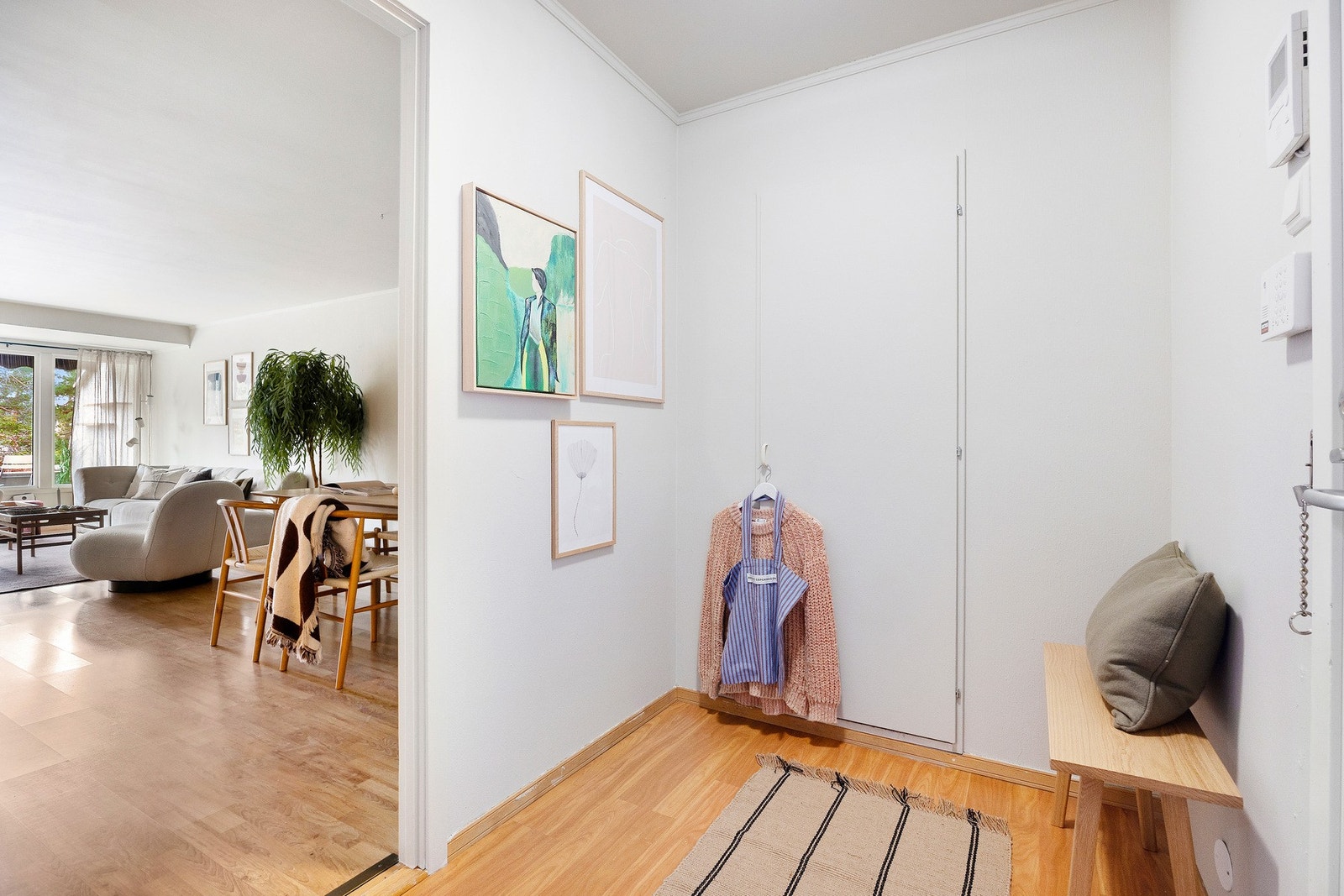 Lys entré med fin plass for knaggrekker, speil og kommode. Galleribilde