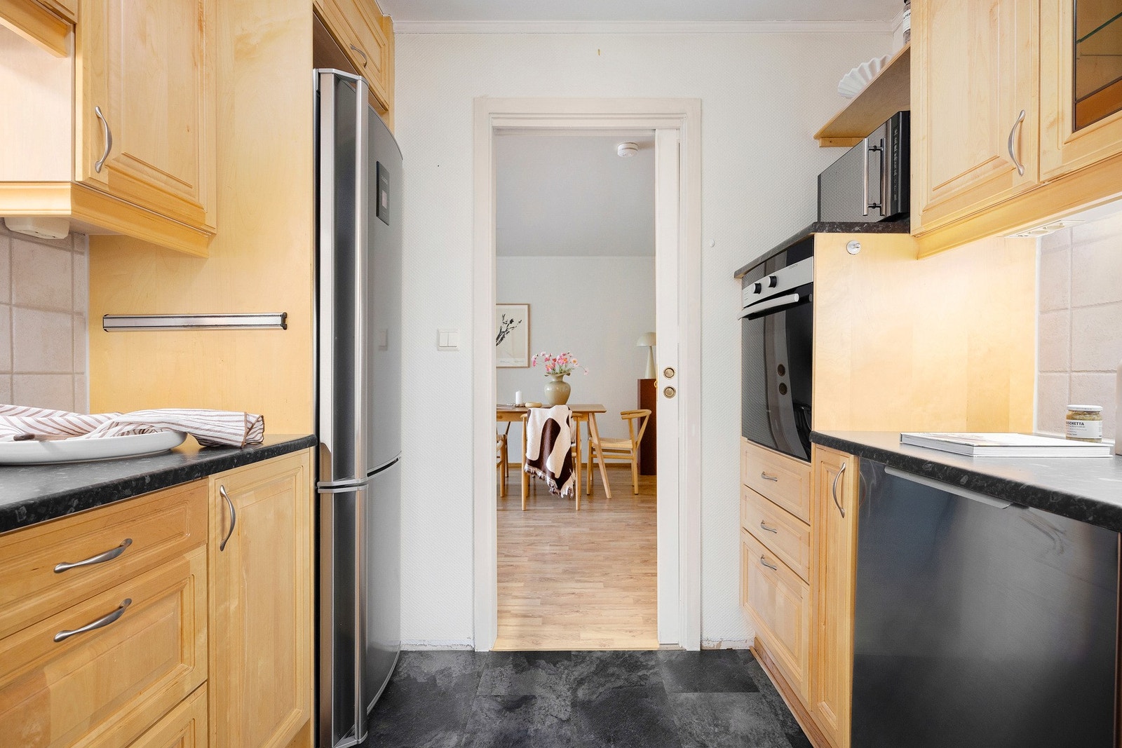 Oppvaskmaskin, koketopp, stekeovn, kjøleskap og mikrobølgeovn medfølger. Galleribilde