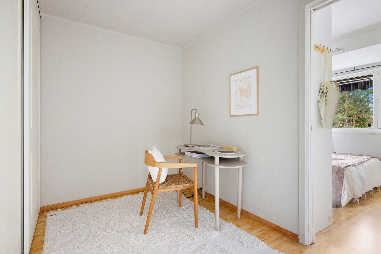 Skulle du trenge kontorplass er det fint å plassere skrivepulten her. Galleribilde