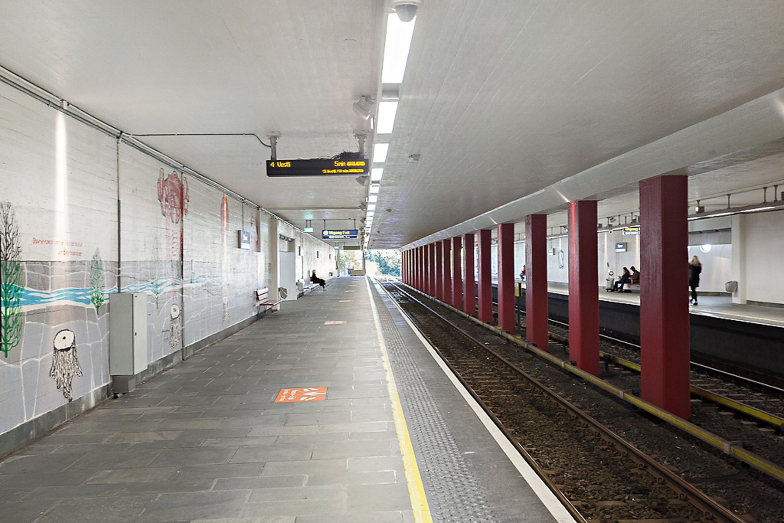 T-banens linje 4 og 5 (Bergkrystallen via Storo / Ringen via Tøyen til Sognsvann) tar deg videre inn til sentrum, med hyppige avganger og en reisetid på under en halvtime. Galleribilde