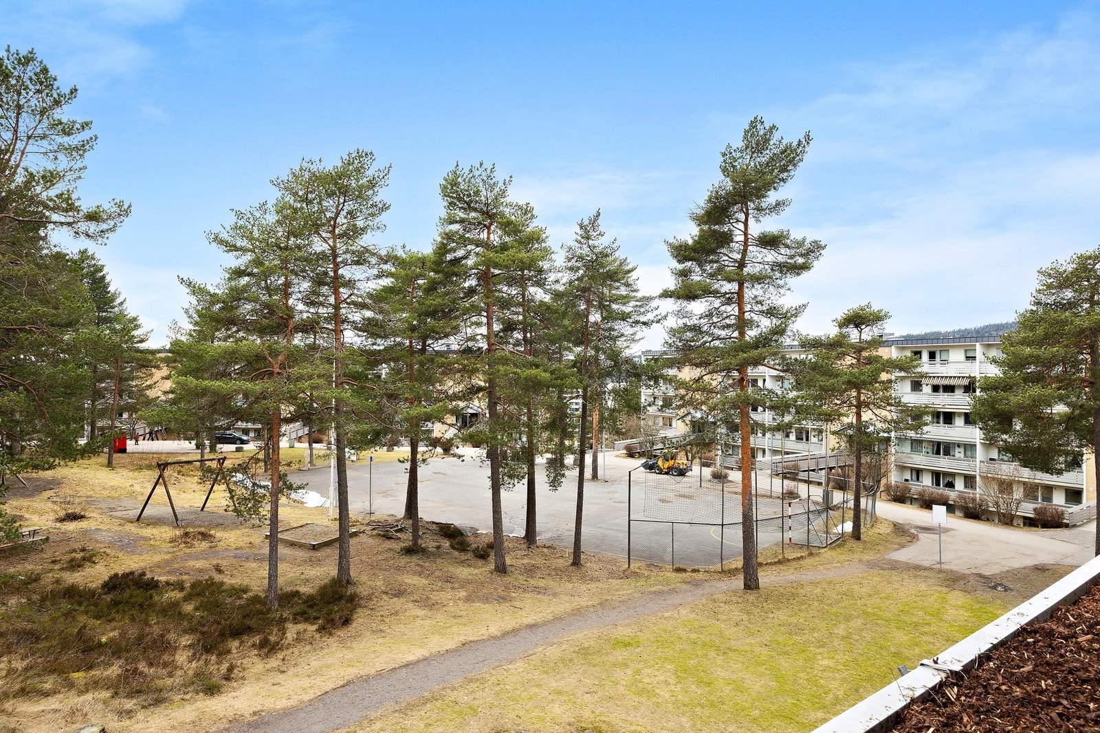 Fin beliggenhet i 2. etasje vendt mot frodige omgivelser. Galleribilde