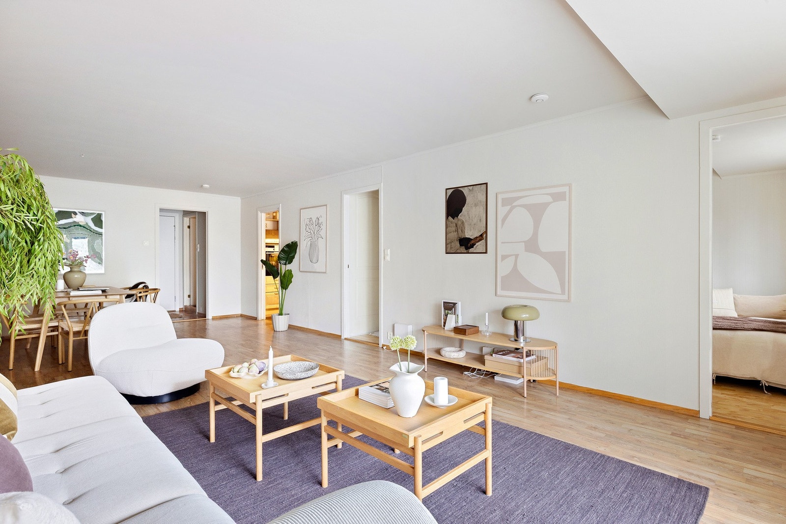 Laminat på gulv og lysmalte overflater. Galleribilde