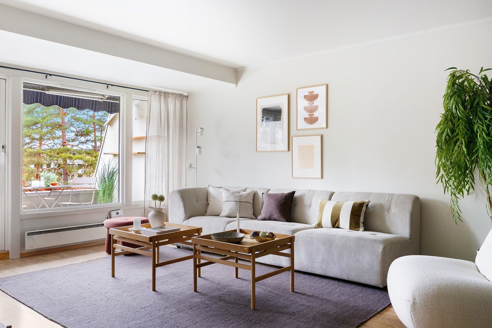 God plass til sofa, salongbord og tilhørende mediemøblement. Galleribilde