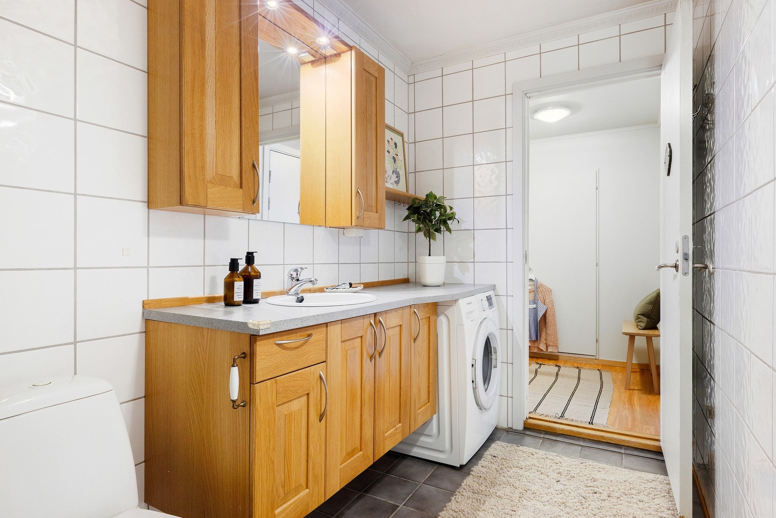 Innredningen består av servant på underskap, overskap med speil og belysning samt vegghengt skap. Videre er det gulvstående toalett og dusjkabinett. Galleribilde