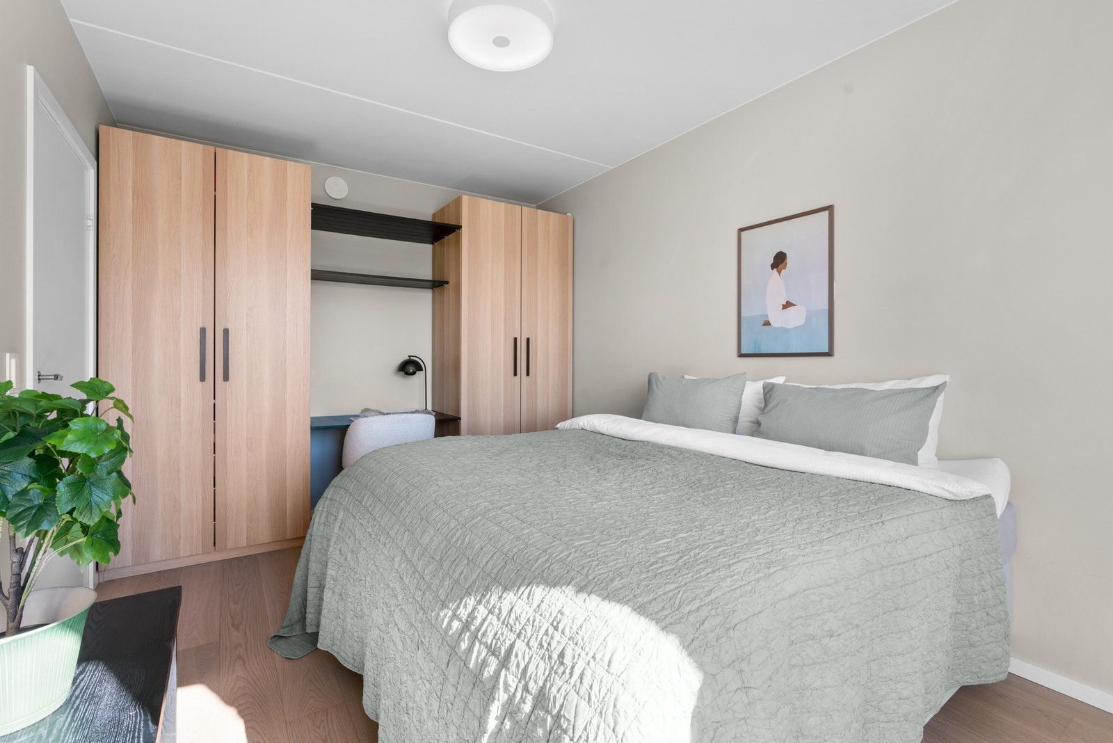 Det er satt inn skrivebord og vegghengte hyller for å utnytte rommet. Galleribilde
