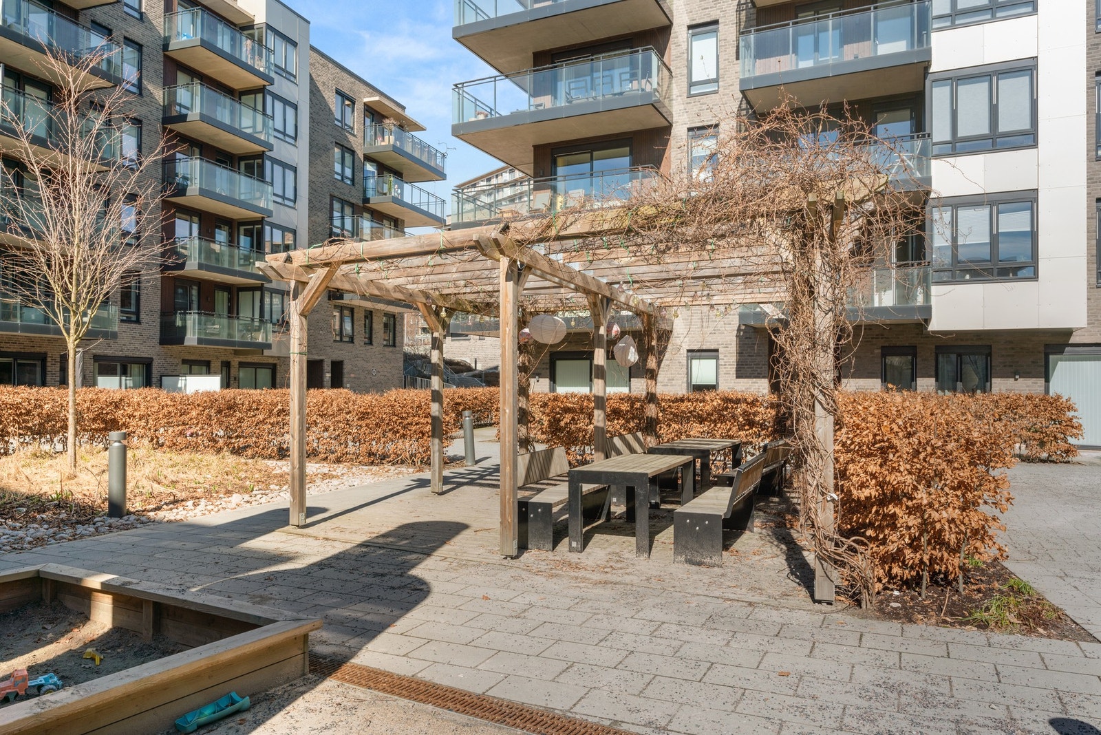 I bakgården har du pergola med sittegrupper. Galleribilde