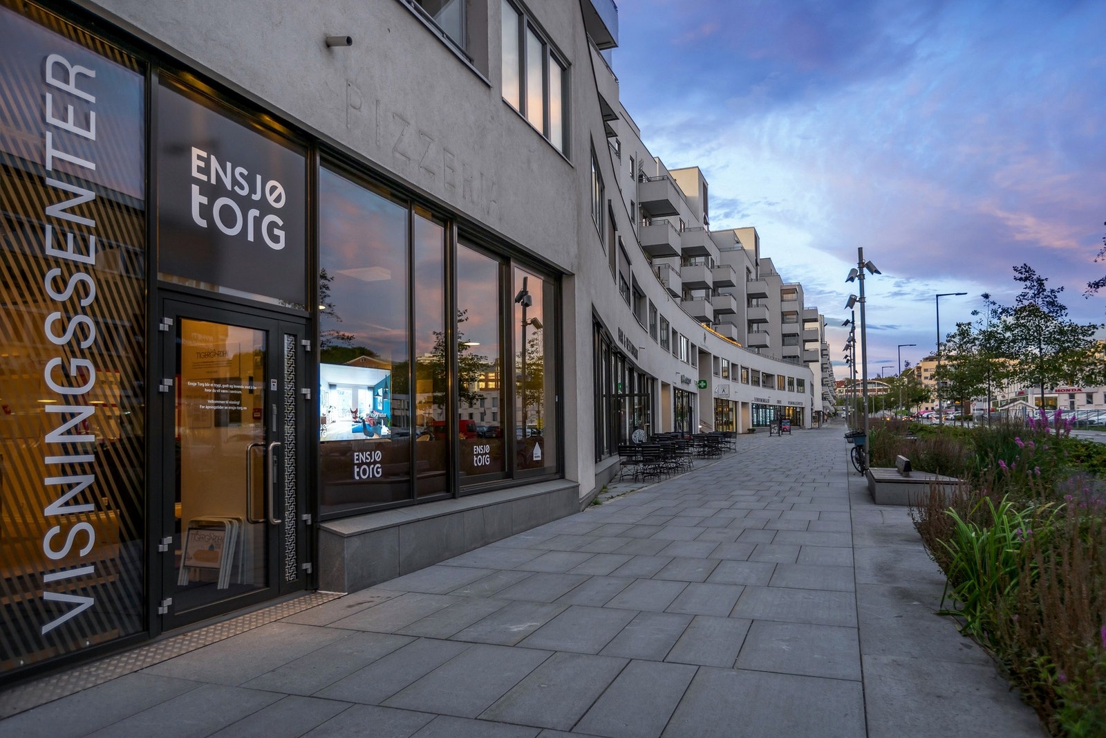 Noen minutter gange bort til Ensjø Torg. Her har du matbutikker, spisesteder, T-bane og mye mer! Galleribilde