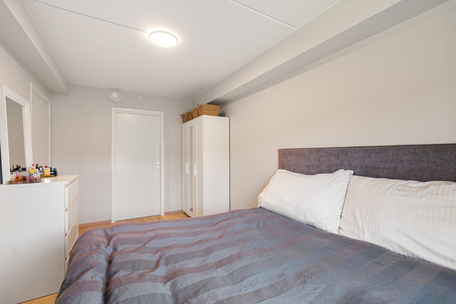 Videre har hovedsoverommet egen dør til en bod som også kan brukes som walk-in-closet. Galleribilde