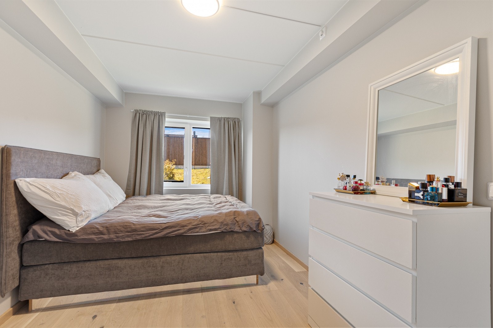 Hovedsoverommet er innredet med stor dobbeltseng, kommode og garderobeskap. Galleribilde