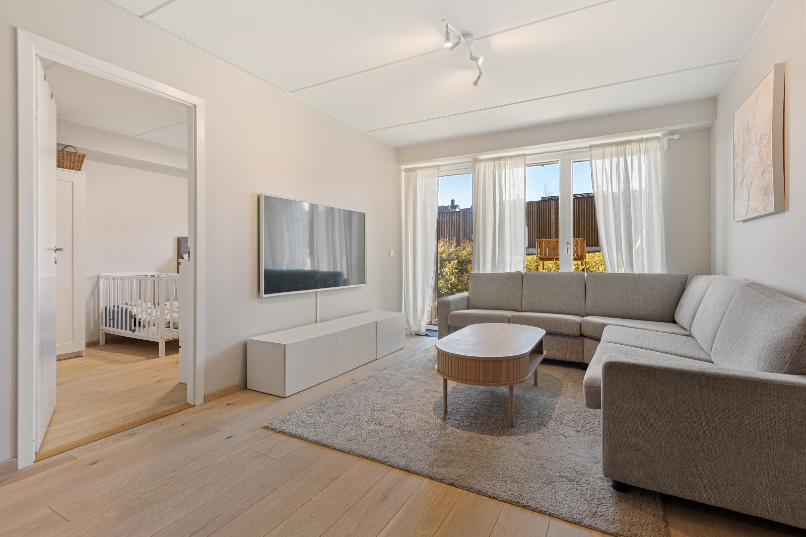Store vindusflater slipper inn rikelig med dagslys. Galleribilde