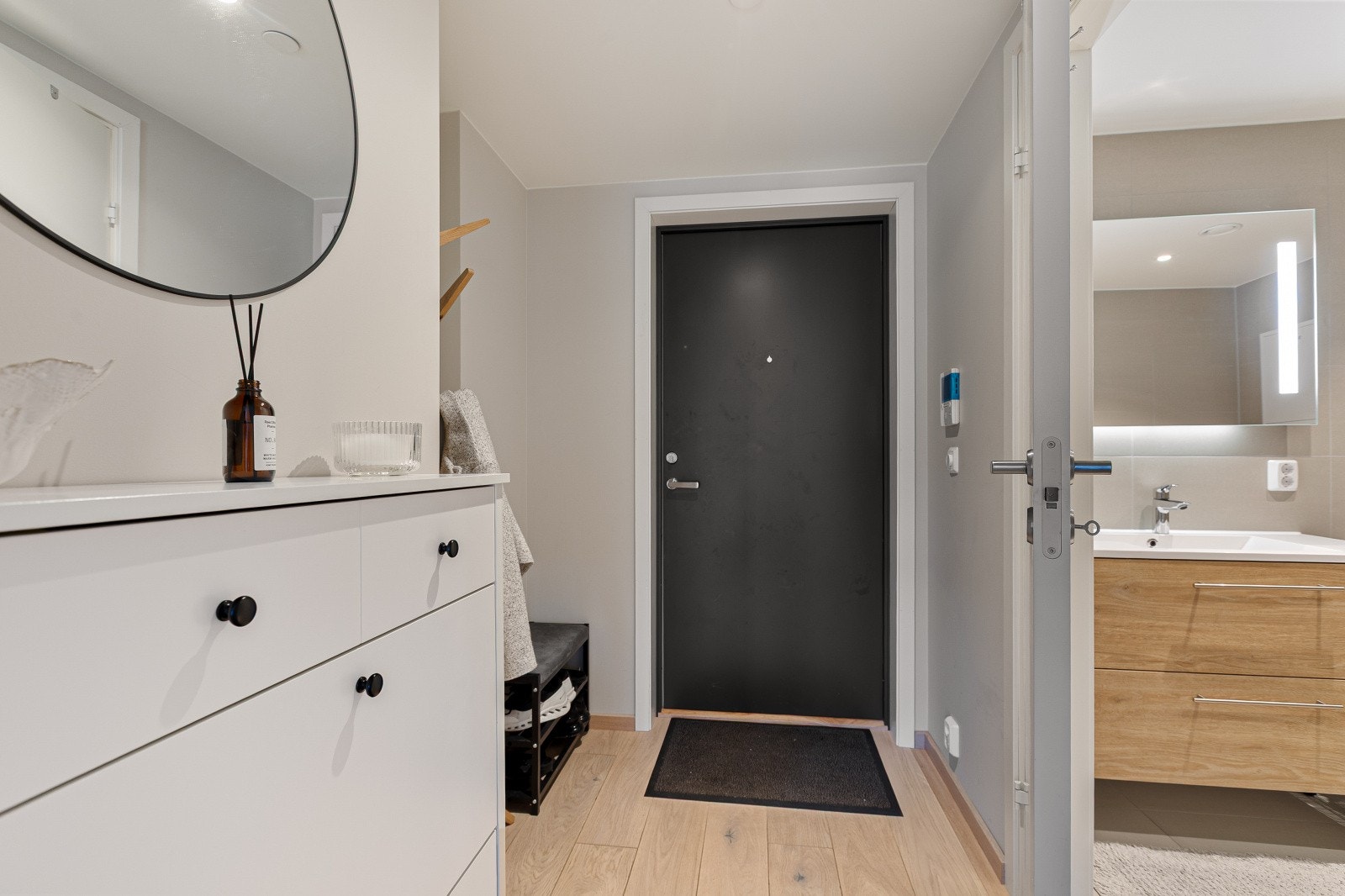 Entréen gir et hyggelig førsteinntrykk av leiligheten. Velkommen! Galleribilde