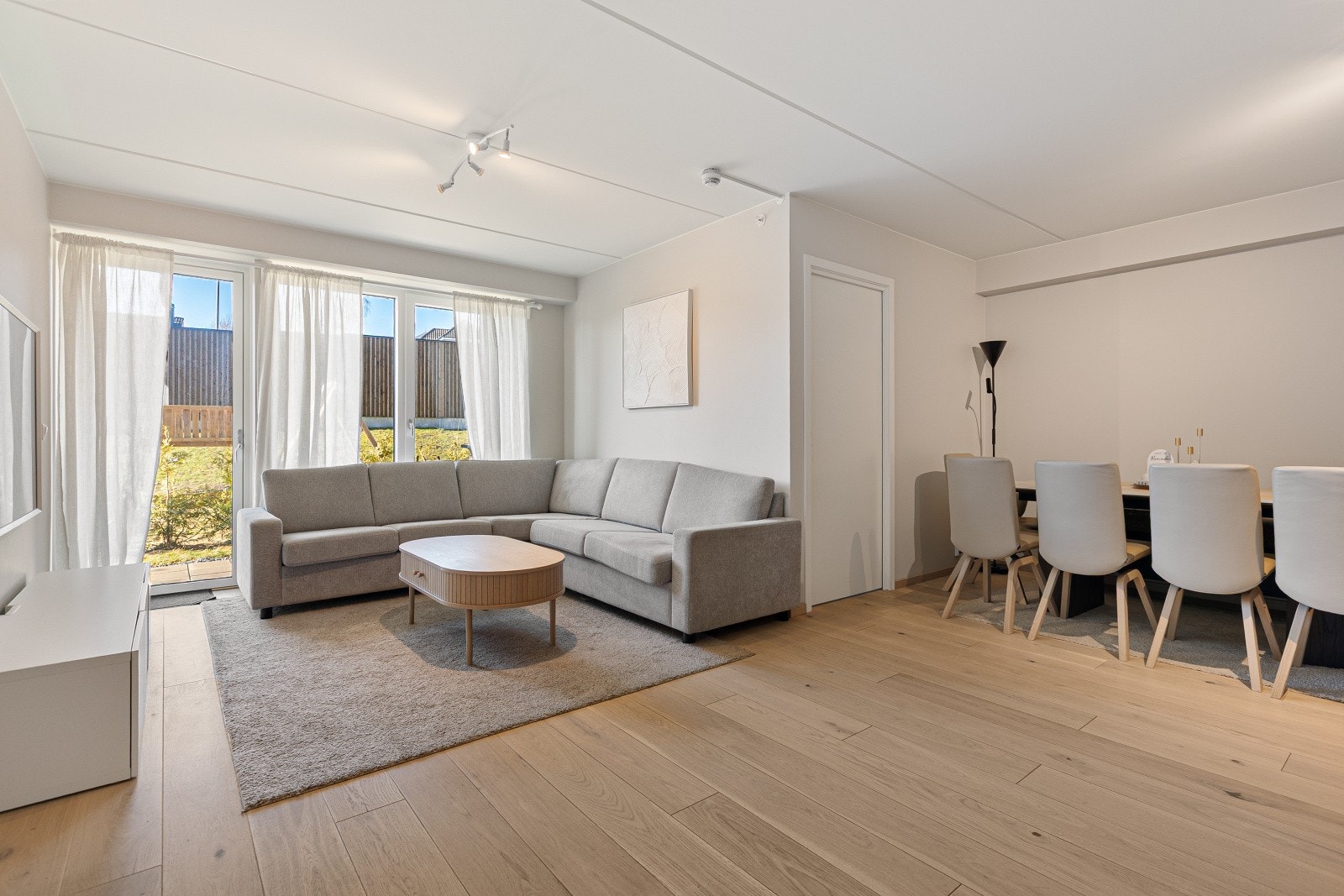 Stuen er lys og innbydende, med enkel og stilren innredning som gir en åpen og luftig følelse. Galleribilde