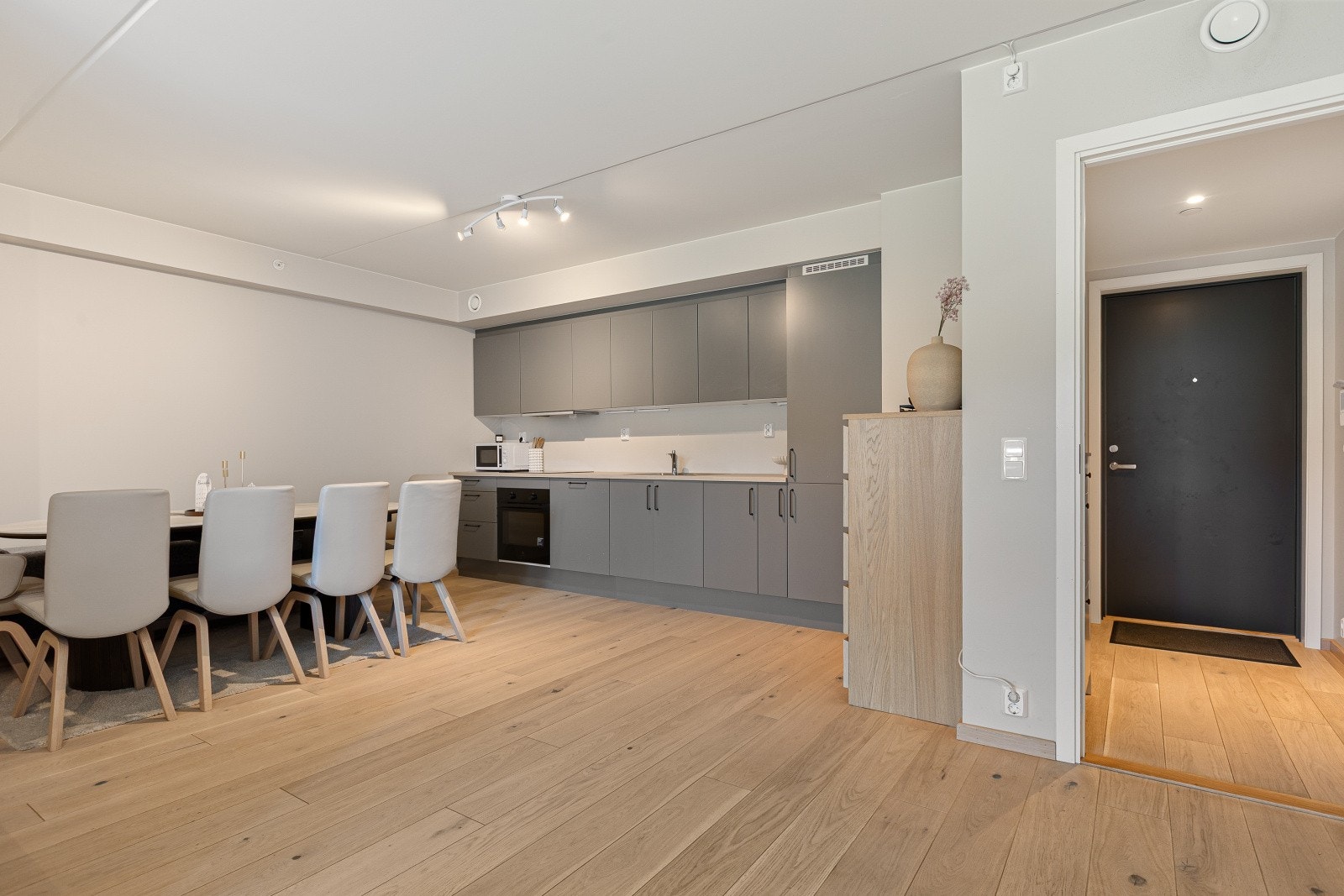 Leiligheten har et stilrent og lekkert kjøkken med god skap- og benkeplass, perfekt for både matlaging og oppbevaring. Galleribilde