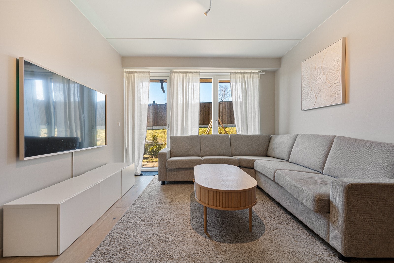 Stuen har god plass til både TV-hjørne, spiseplass og en komfortabel sofagruppe. Galleribilde