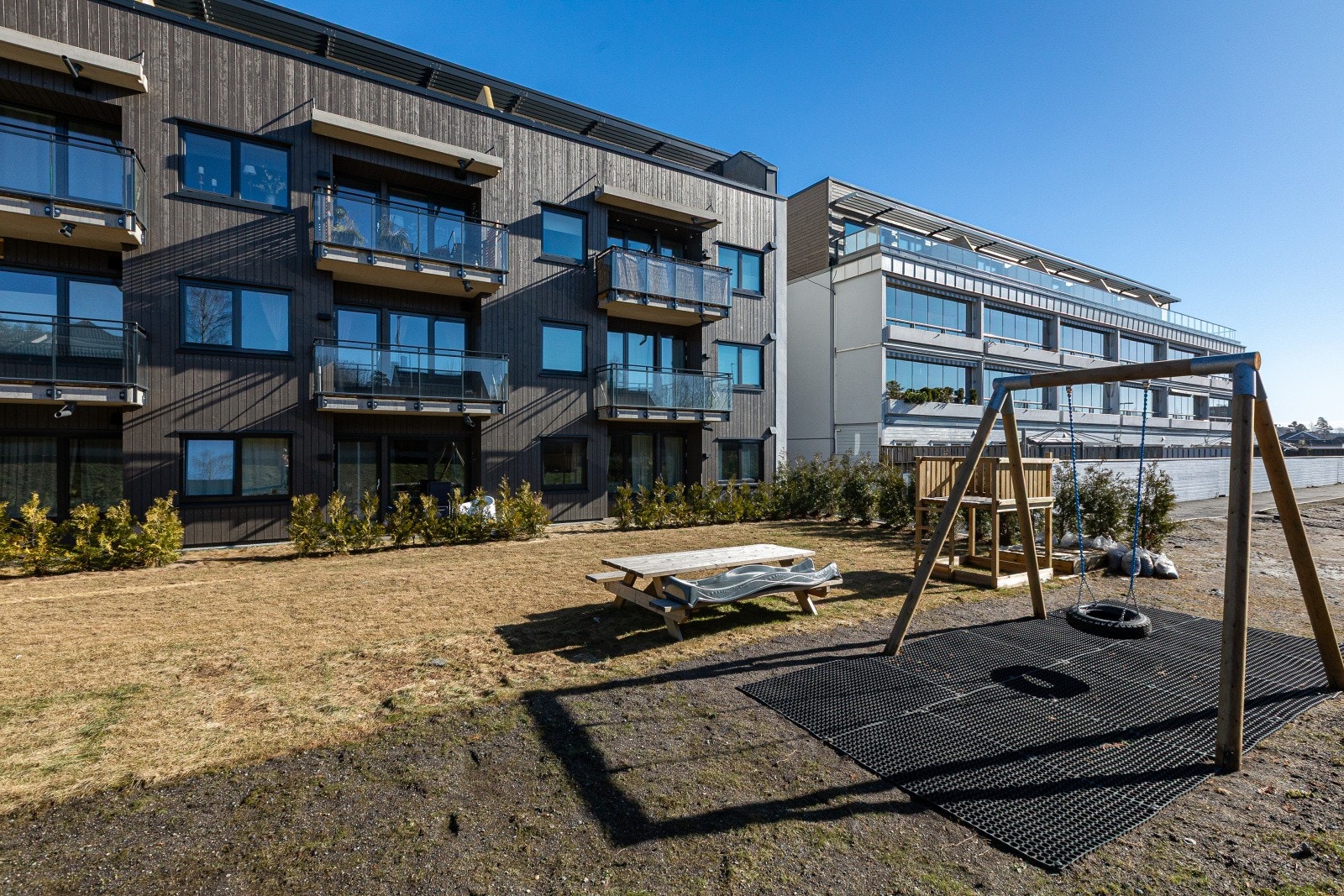 Felleseiet tomt for sameiet som er pent opparbeidet av grøntarealer, diverse beplantning, lekeplass og asfalterte stikkveier. Galleribilde