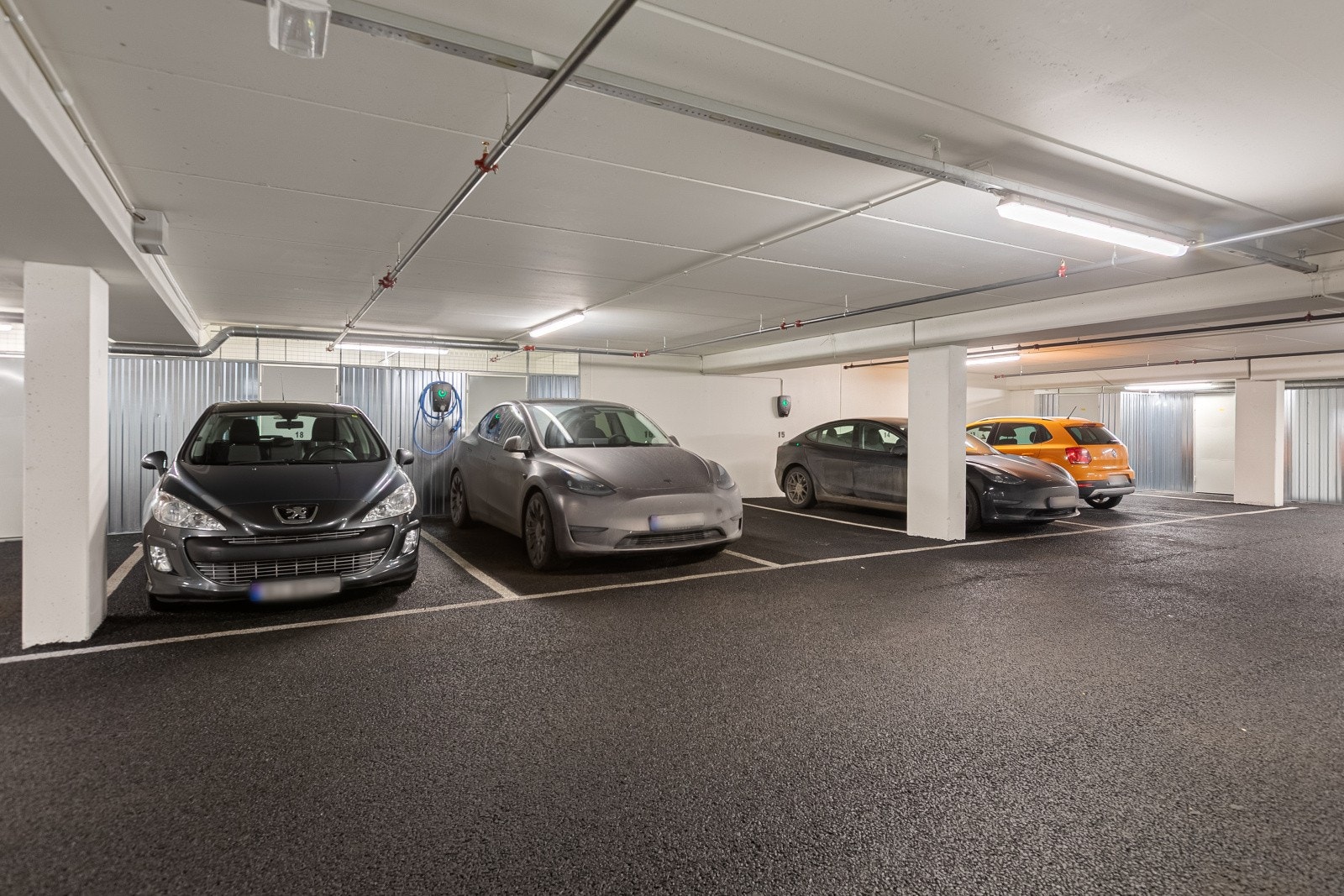 Leiligheten disponerer en garasjeplass med elbillader og sameiet har gjesteparkering i garasjeanlegget. Galleribilde