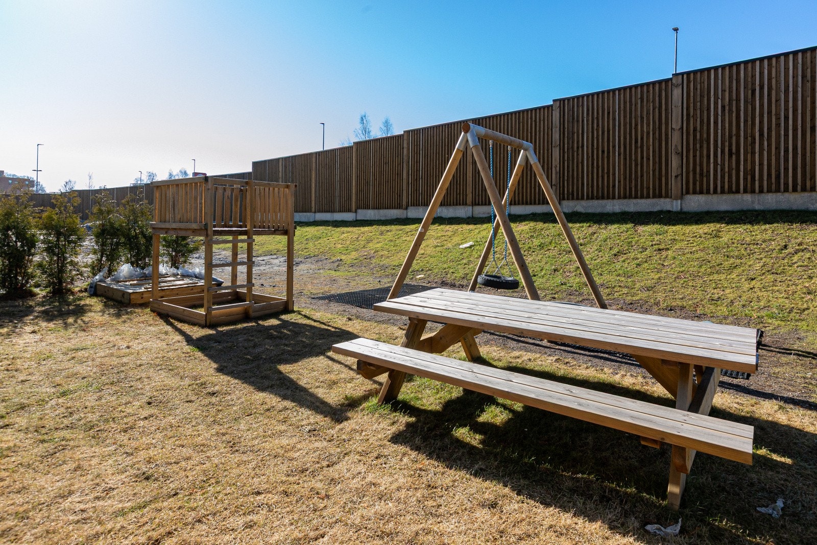 Felleseiet tomt for sameiet som er pent opparbeidet av grøntarealer, diverse beplantning, lekeplass og asfalterte stikkveier. Galleribilde