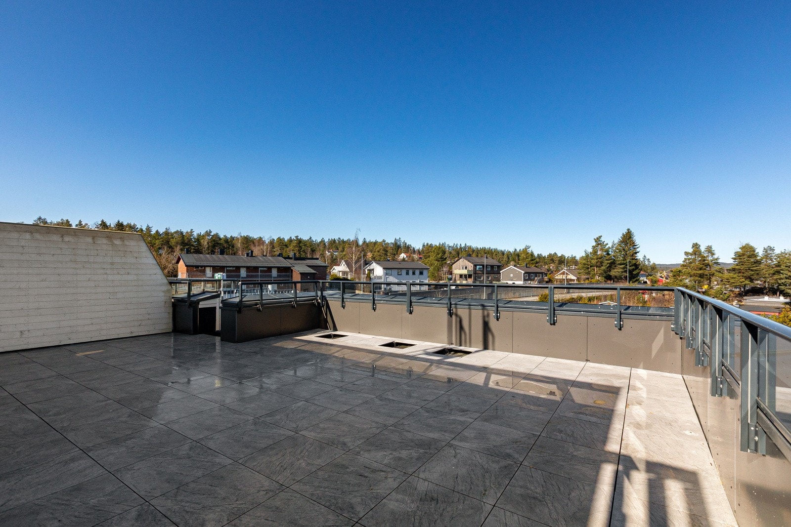 Videre har beboerne tilgang til en romslig takterrasse, perfekt for hyggelige sammenkomster og sosiale anledninger. Galleribilde