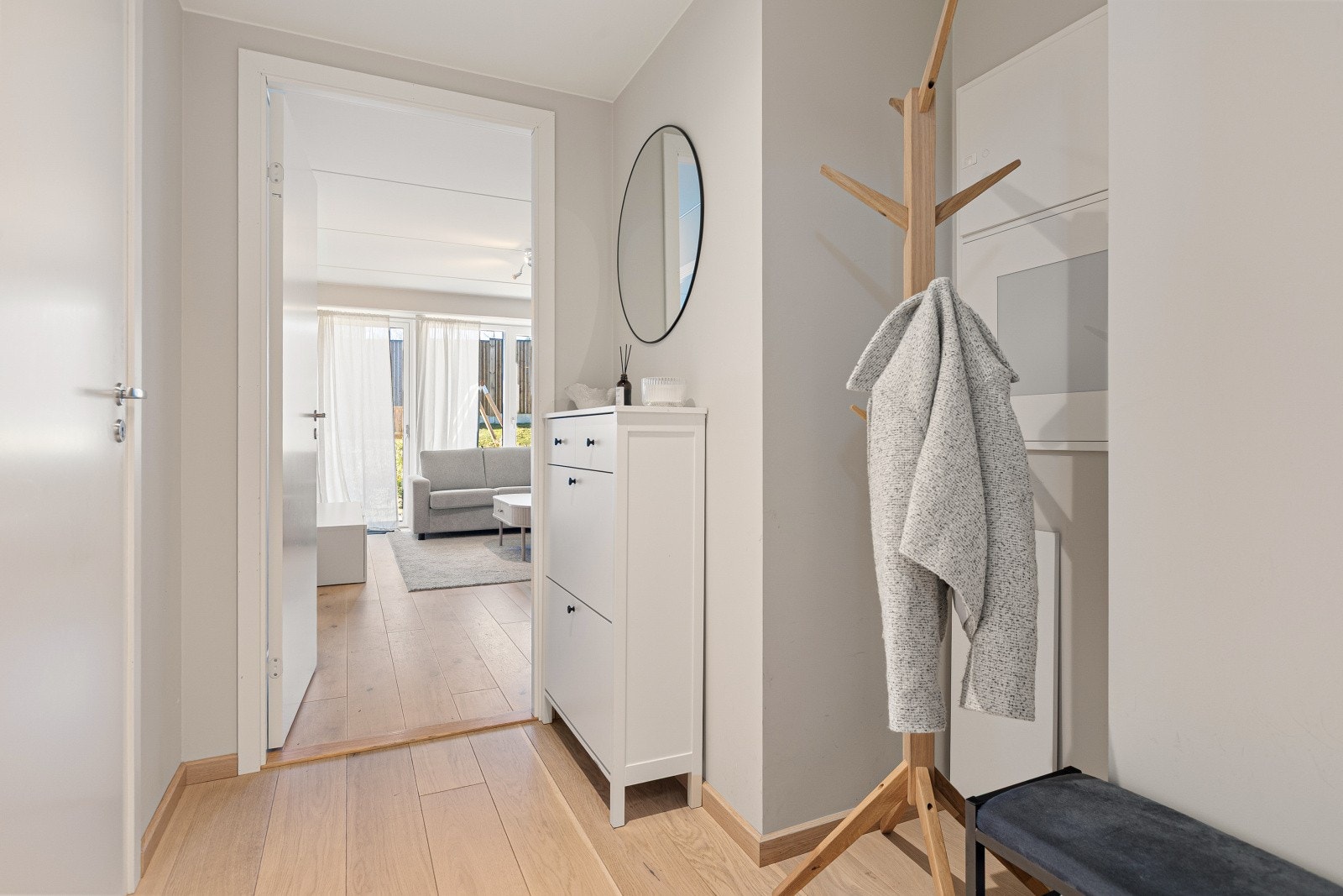 Du ønskes velkommen inn i en innbydende entré med god plass til yttertøy og sko. Galleribilde
