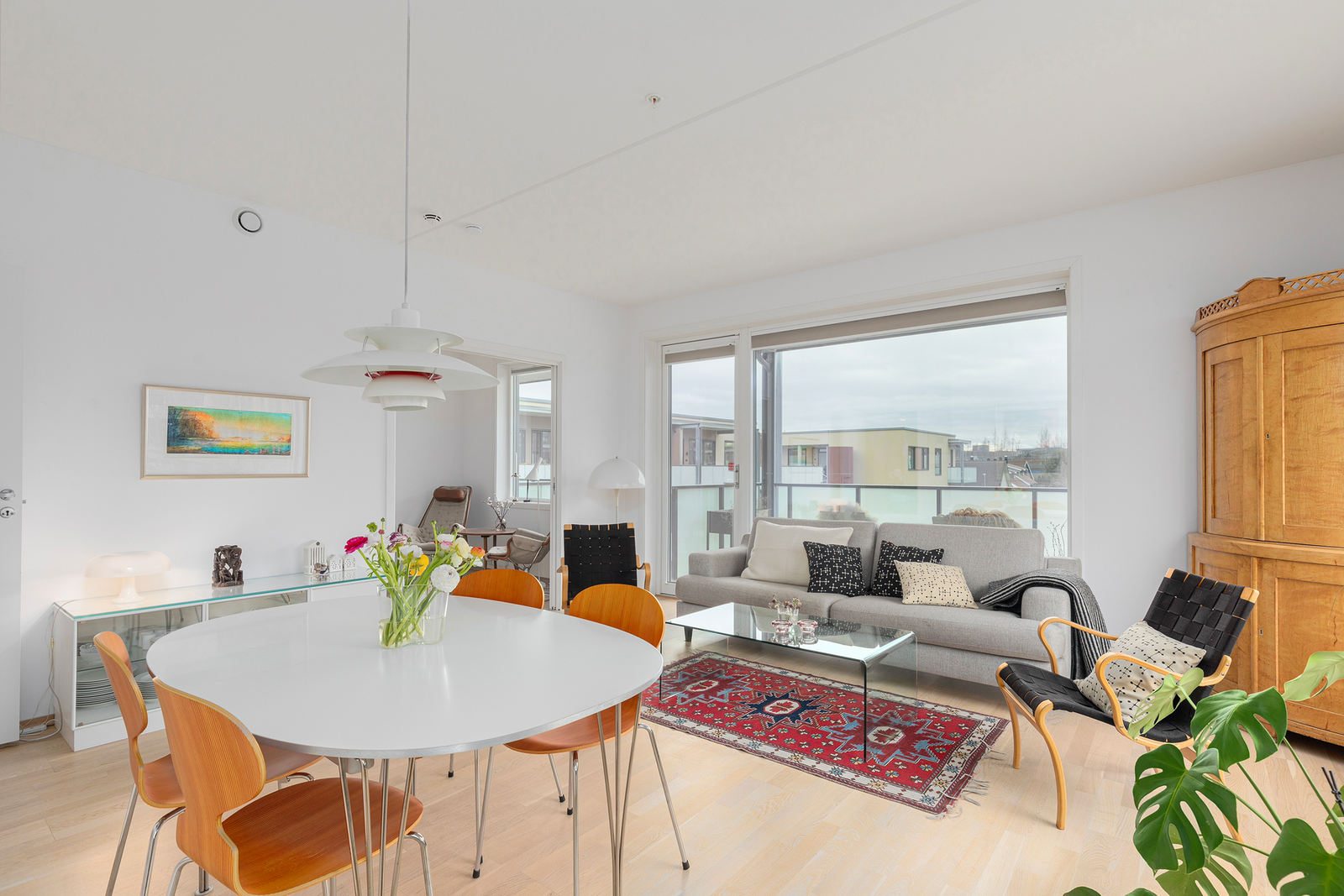 Den store hovedstuen på ca 22 kvadratmeter gir rikelig med plass til både en romslig spisestue og en komfortabel lounge. Perfekt for sosiale sammenkomster og avslapning. Galleribilde