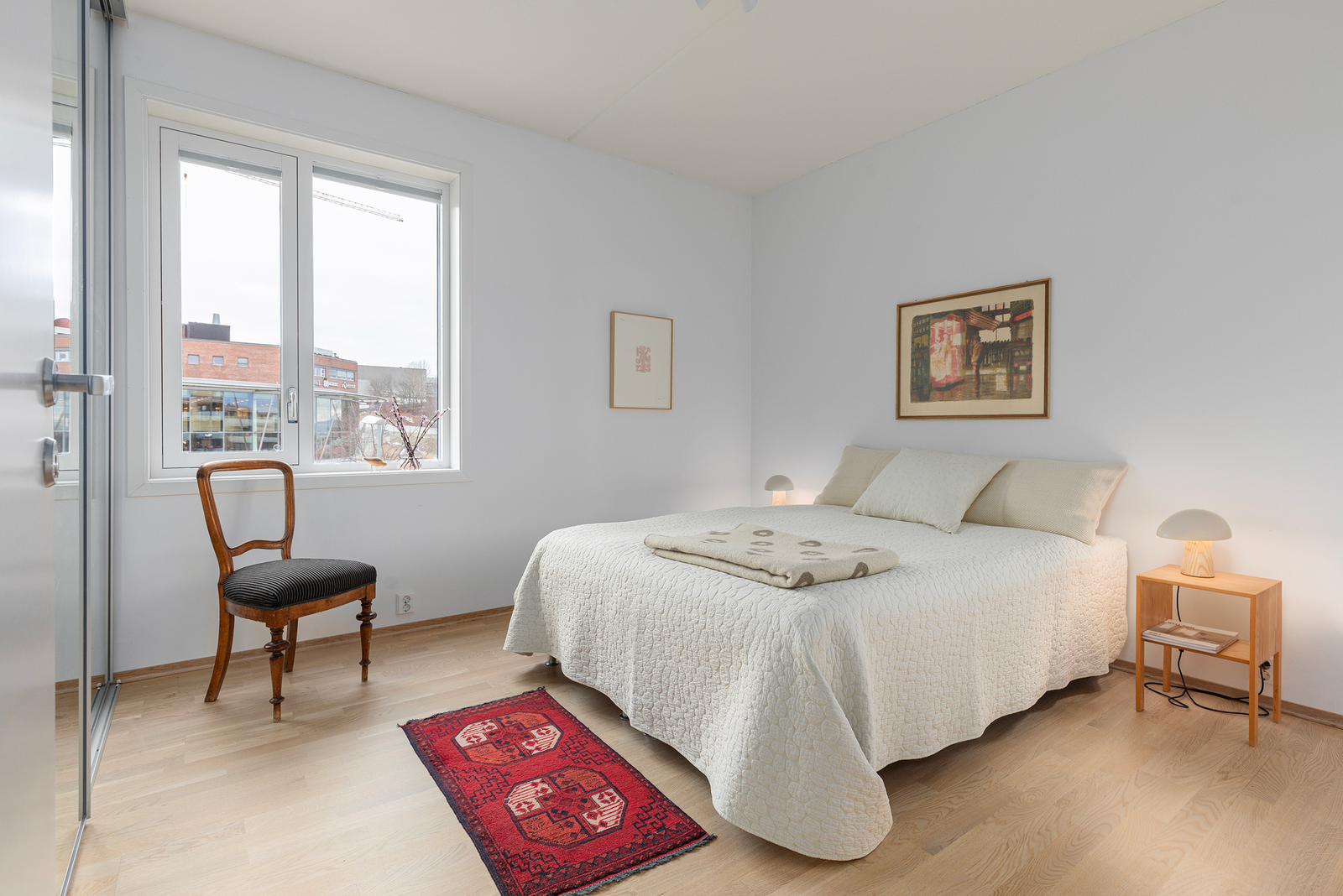 Herlig hovedsoverom på hele 13 kvadratmeter. Her er det rikelig med plass til en dobbeltseng og tilhørende møblement, noe som skaper en romslig og komfortabel atmosfære. Galleribilde