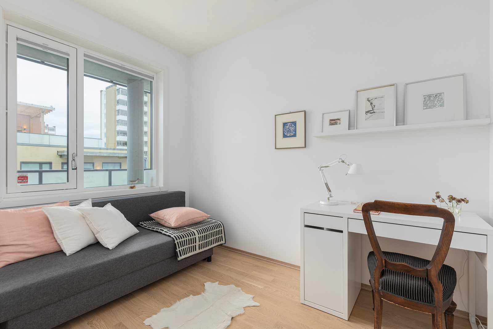 Soverom 2 ligger praktisk til over gangen fra hovedsoverommet og tilbyr en rekke innredningsmuligheter. Perfekt for å tilpasse rommet etter dine behov og ønsker. Galleribilde