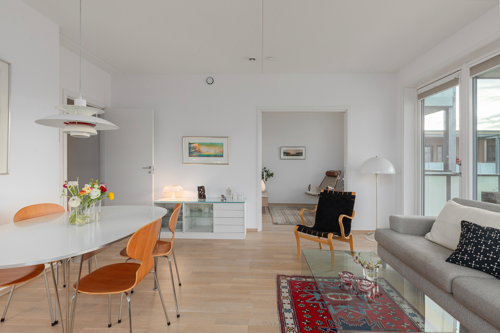 Fra hovedstuen har man tilgang til soverom 3 gjennom en elegant dobbel skyvedør, som gir en sømløs overgang mellom rommene og en følelse av åpenhet. Galleribilde