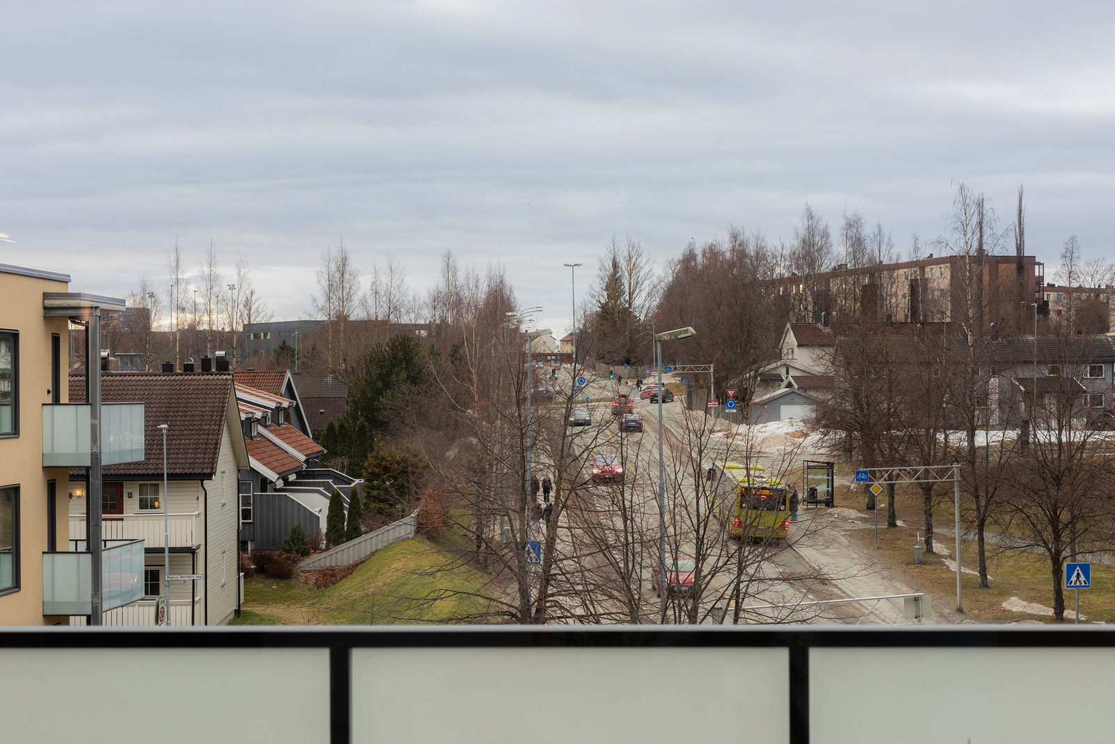 Beliggenheten i bygget gir minimalt med innsyn og fantastiske utsiktsforhold, samt rikelig med naturlig lysinnslipp. Perfekt for deg som ønsker privatliv og en lys, luftig atmosfære. Galleribilde