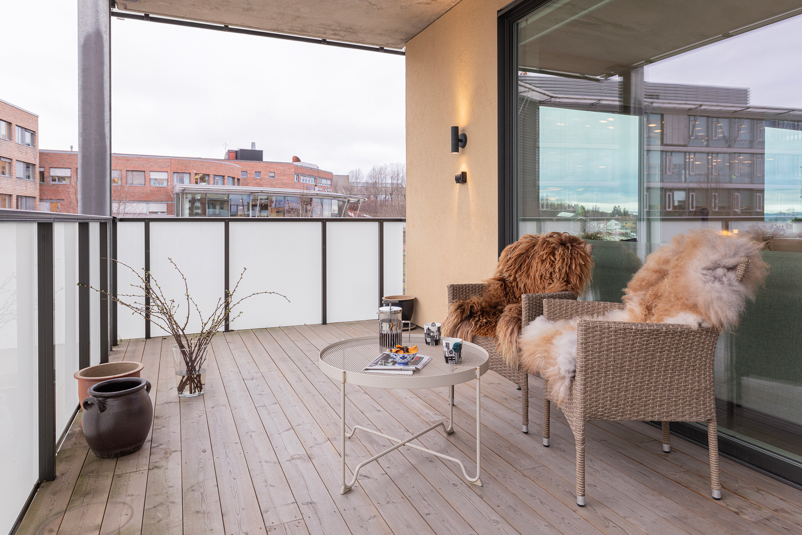 Balkongen er sørvestvendt med utmerkede solforhold og god plass til en romslig møbelgruppe og ønsket utemøblement. Perfekt for å nyte solfylte dager og hyggelige kvelder utendørs. Galleribilde