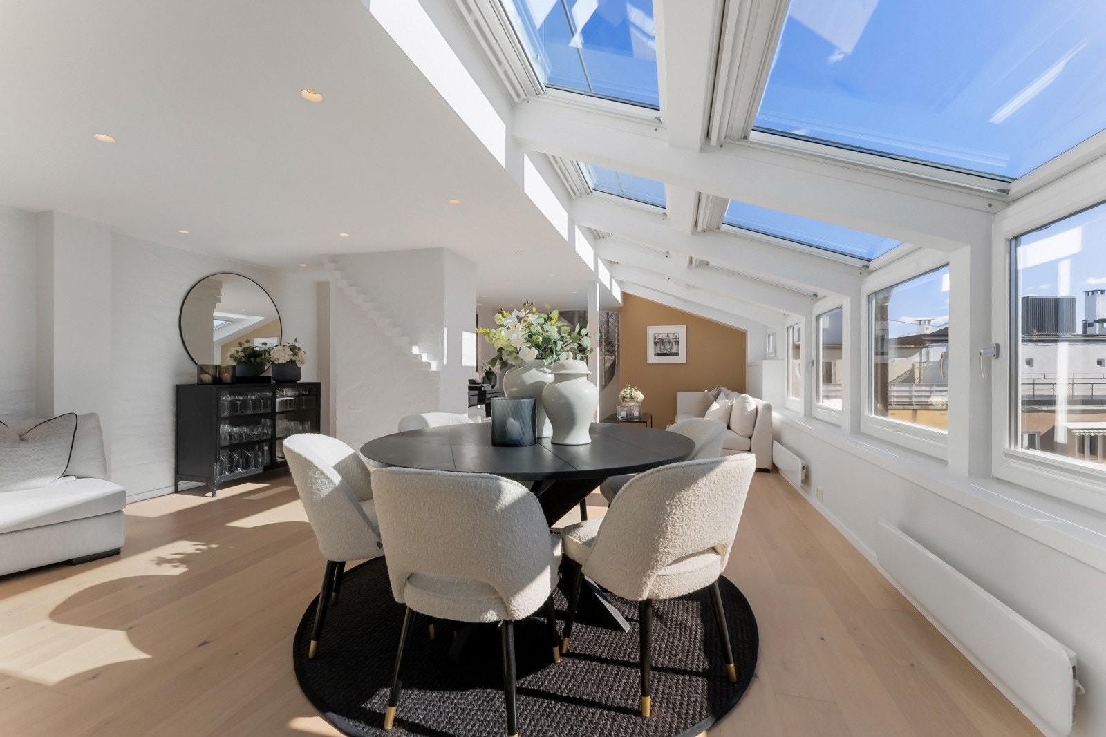 Vertikale vinduer og takvinduer ivaretar utsikten - Automatisk lukke/åpne funksjon med solskjerming. Galleribilde