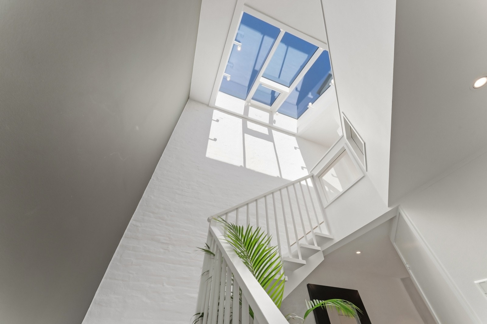 Glasstak fører lyset gjennom leiligheten. Galleribilde