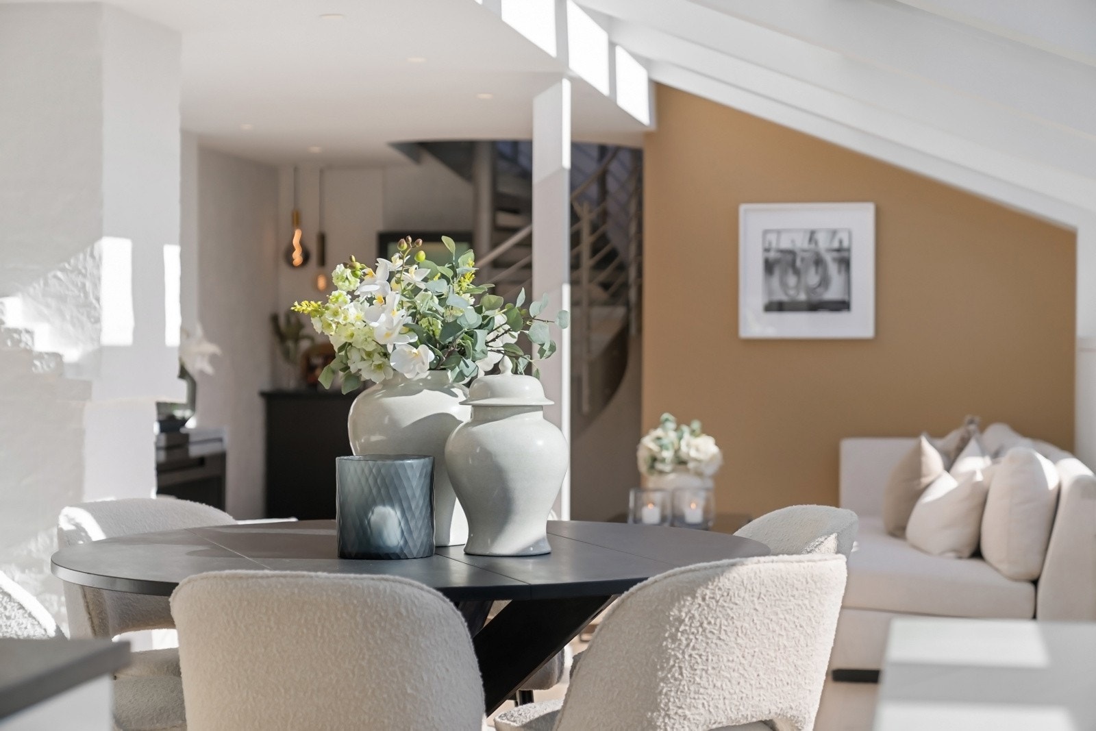 Oppholdsetasjen fremstår svært luftig, med god plass til alternative møbleringsløsninger. Galleribilde