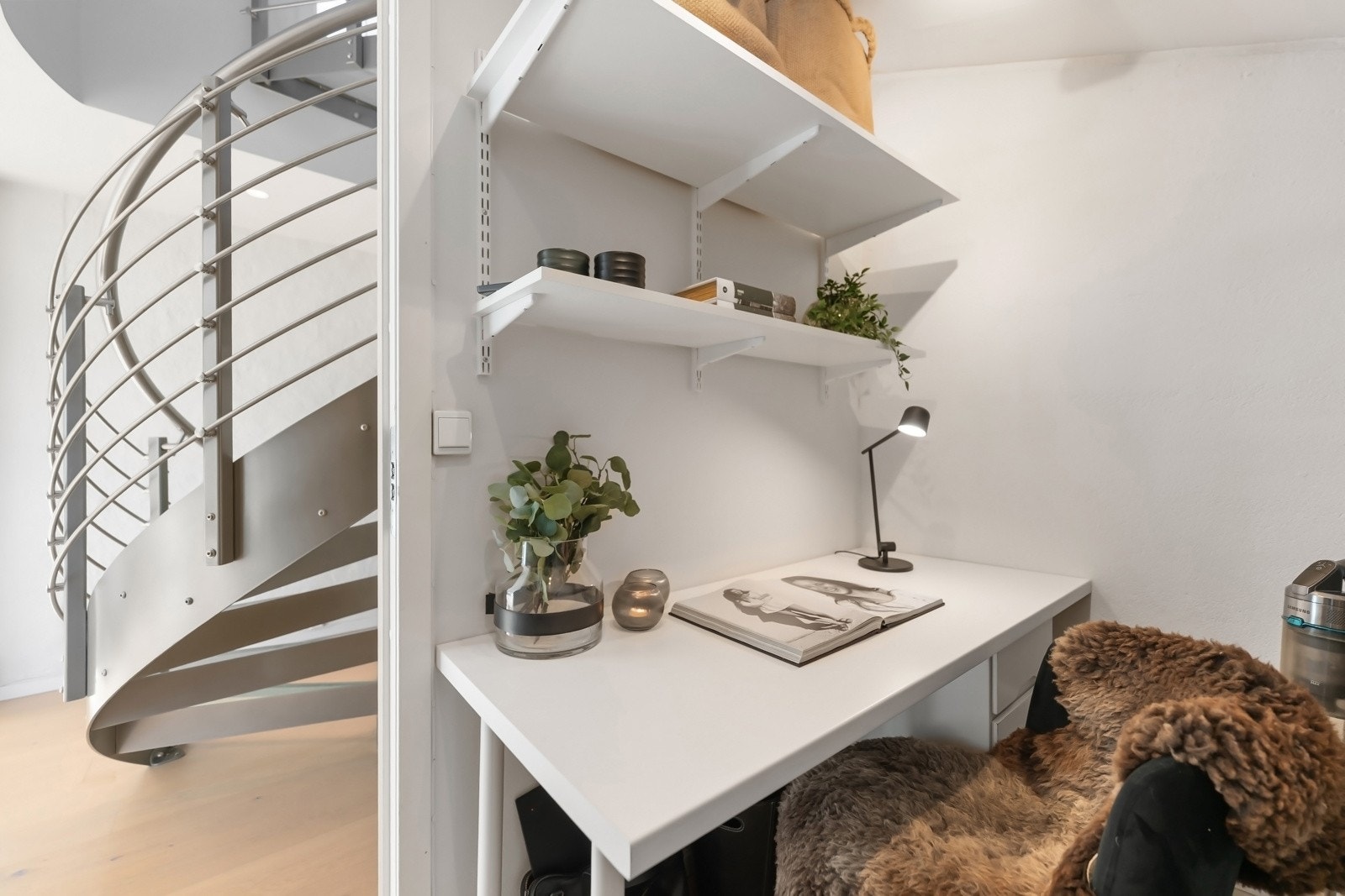 Praktisk kontor med ekstra lagring. Adkomst fra stuen. Galleribilde