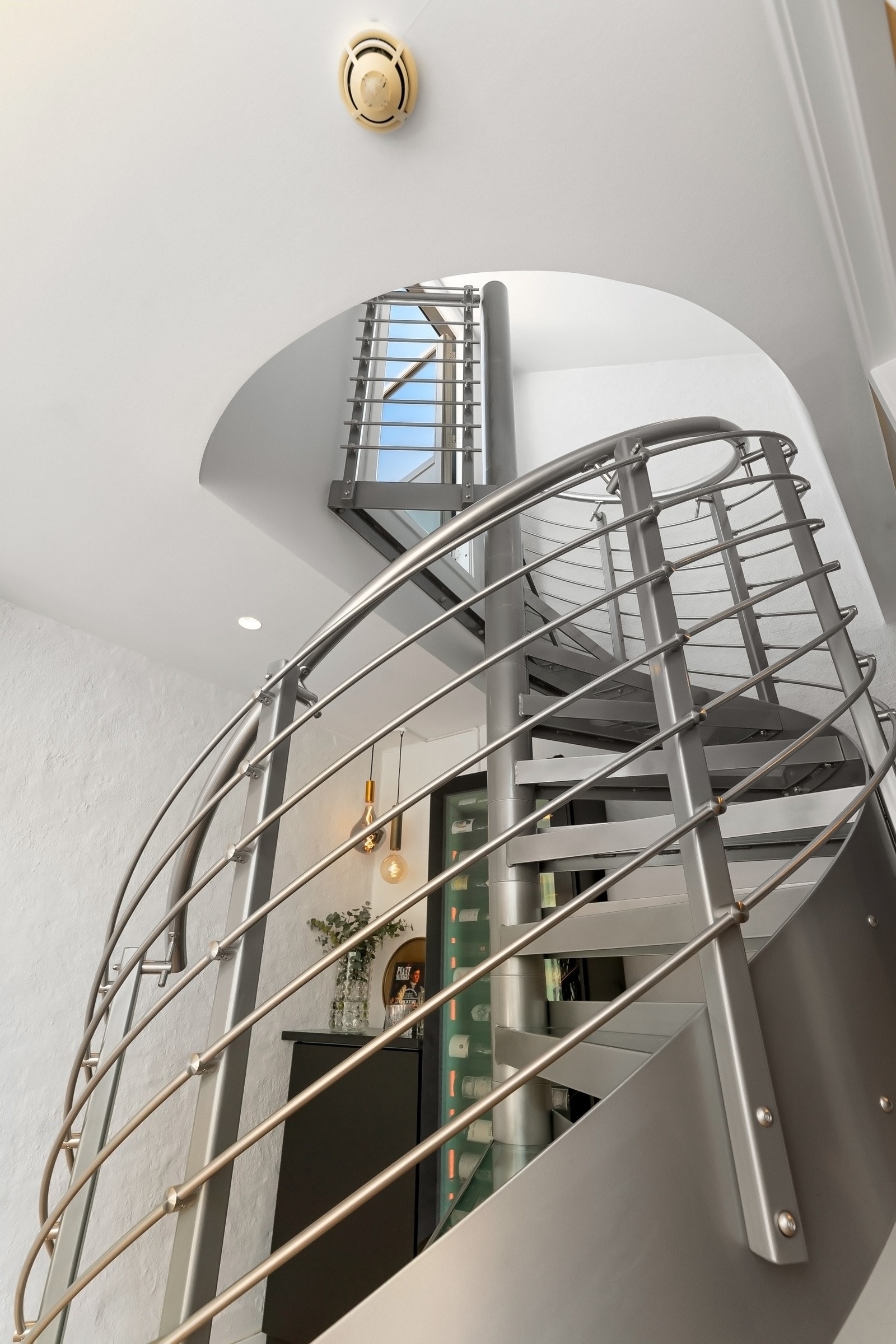 Stilren vindeltrapp i metall og glass leder opp til takterrassen - Praktisk bod i bakkant. Galleribilde