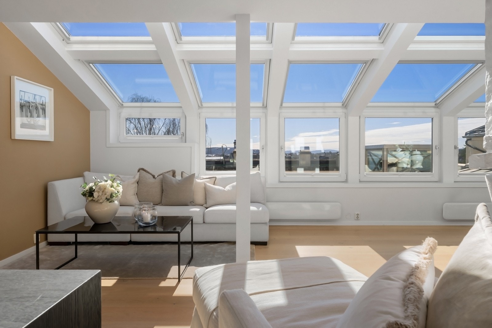 Stuen er vendt mot syd, er godt skjermet for innsyn og byr på en nydelig utsikt. Galleribilde