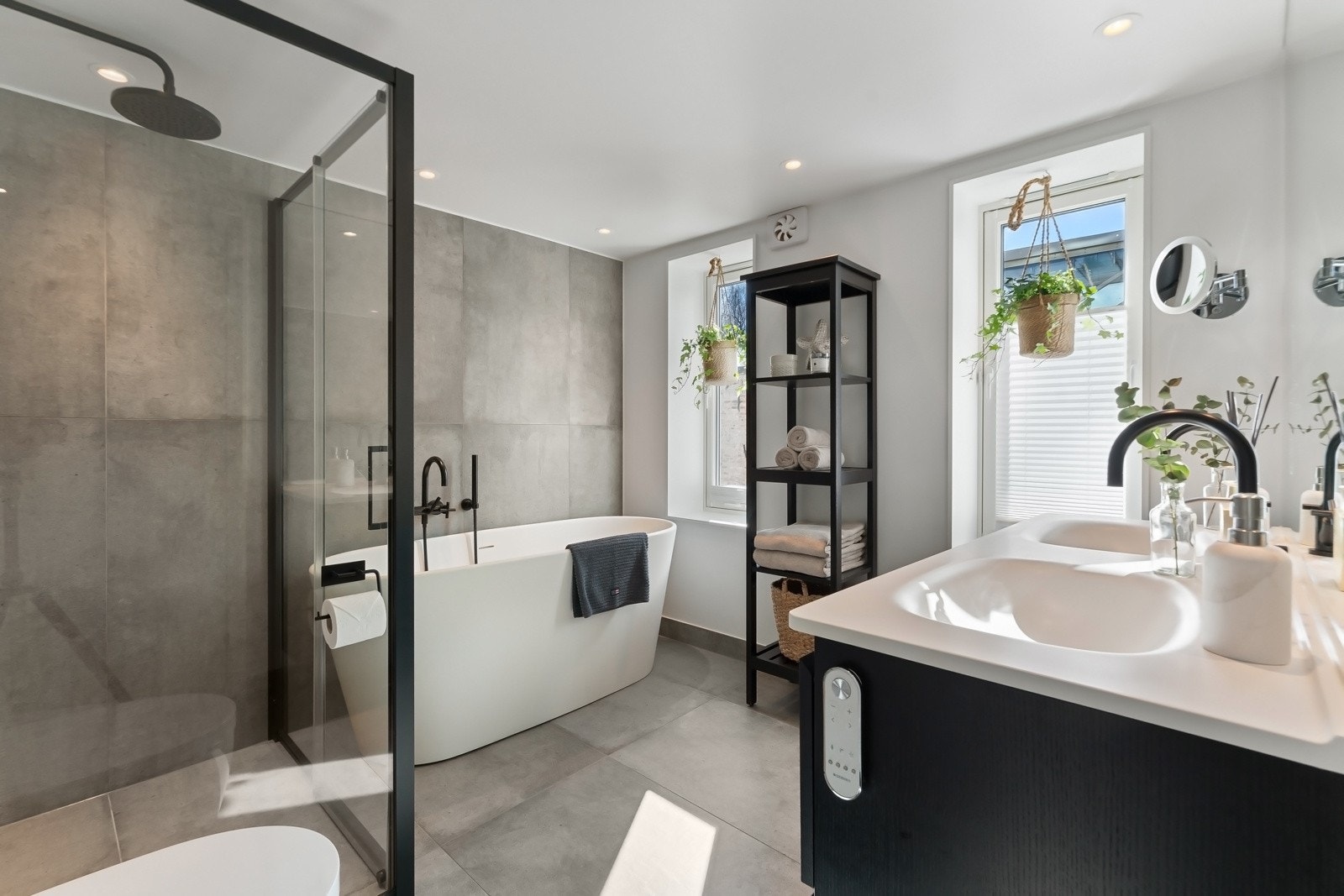 Velværebad fra 2018: Romslig dusjnisje med regnfalls- og håndholdt dusj, "dusj klosett" og frittstående badekar. Galleribilde