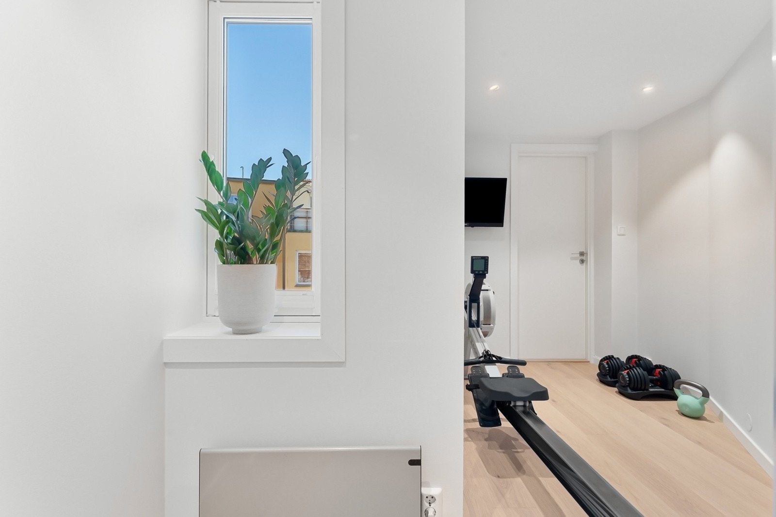 Soverom nr. 3 blir i dag benyttet som treningsrom - Praktisk bod i bakkant for godt med lagringsplass. Galleribilde