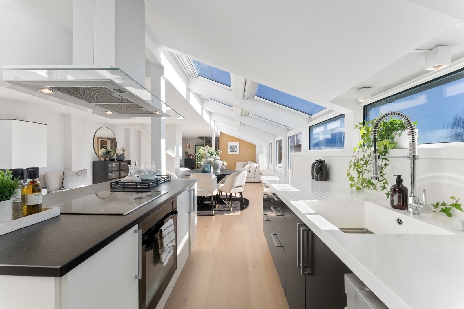 Kjøkkenet og stuen utgjør et nydelig allrom - Enstavs eikeparkett og velplasserte downlights. Galleribilde