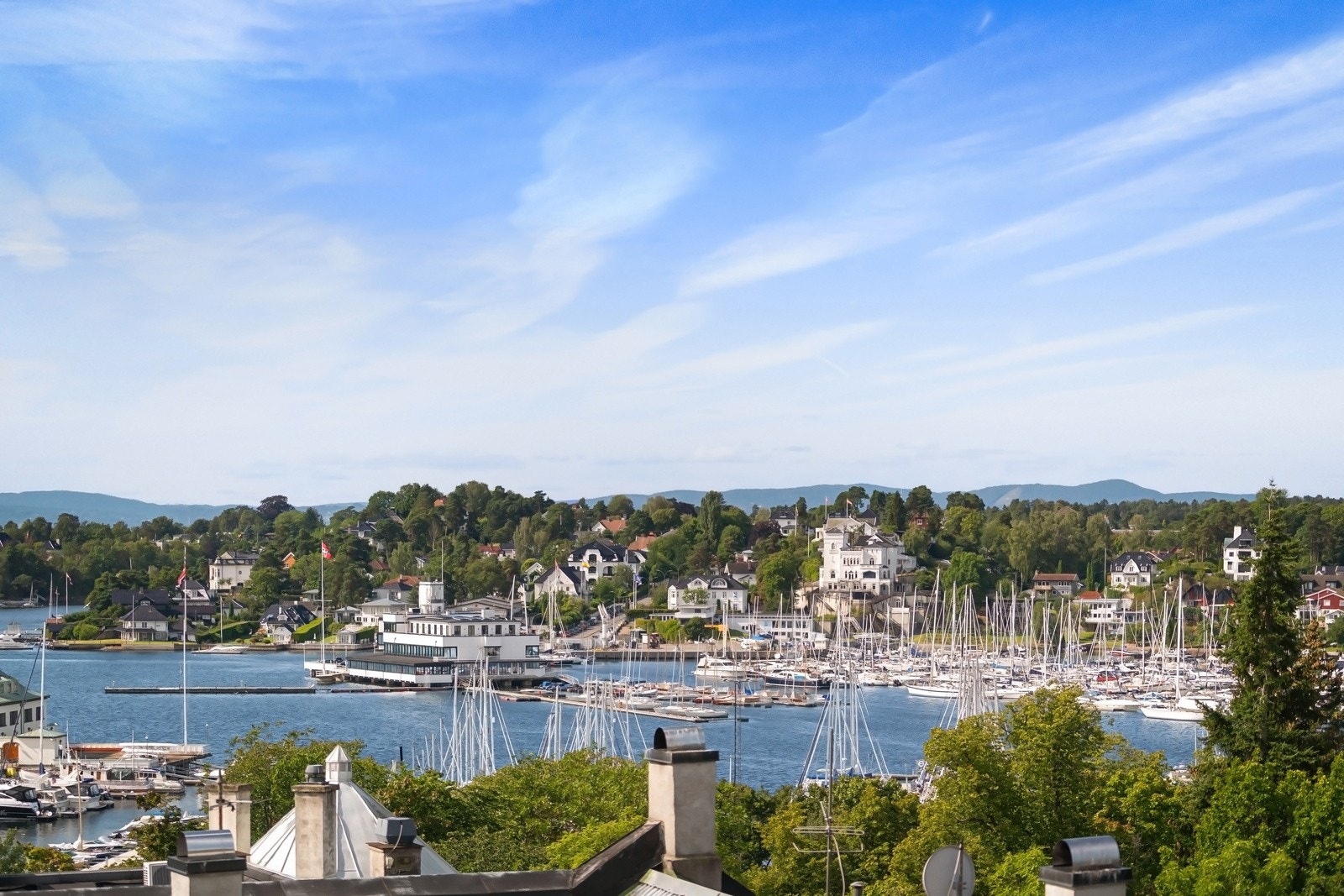 Terrassen har full oversikt over innseilingen og optimale solforhold. Galleribilde