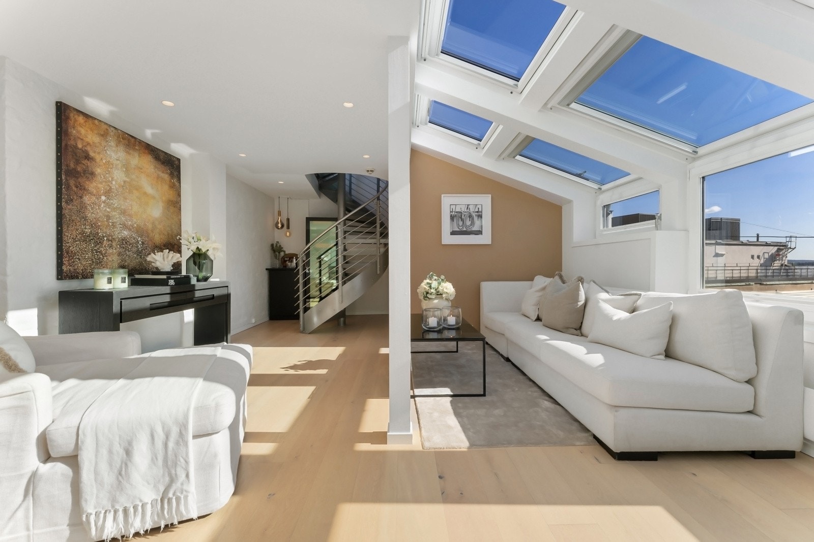 God plass til stor salong med tilhørende møblement - Takhøyde målt til hele 3,60 meter på det høyeste. Galleribilde