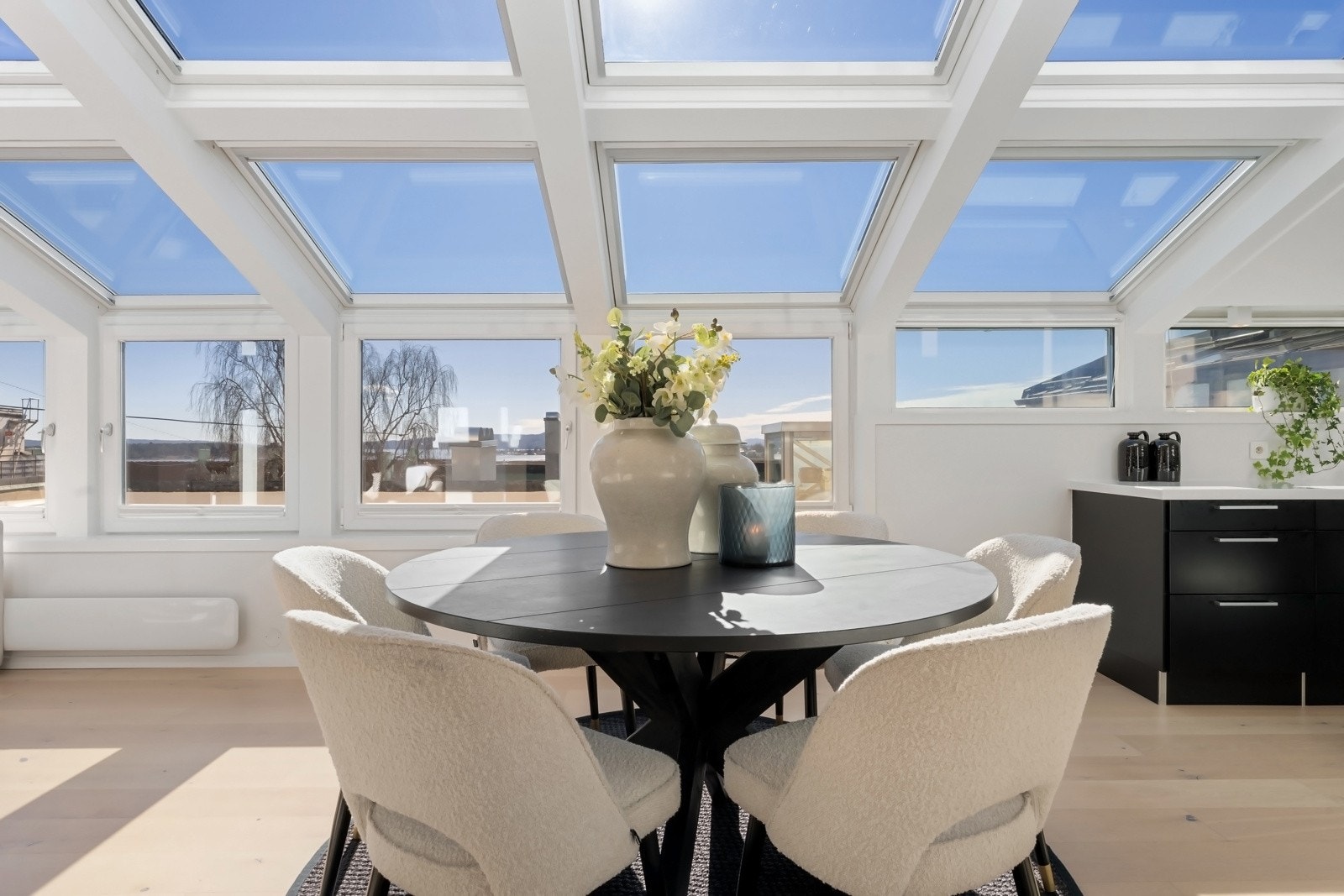 Vertikale vinduer og takvinduer sørger for en luftig utsikt også internt i boligen - Automatisk lukke/åpne funksjon samt solskjerming. Galleribilde