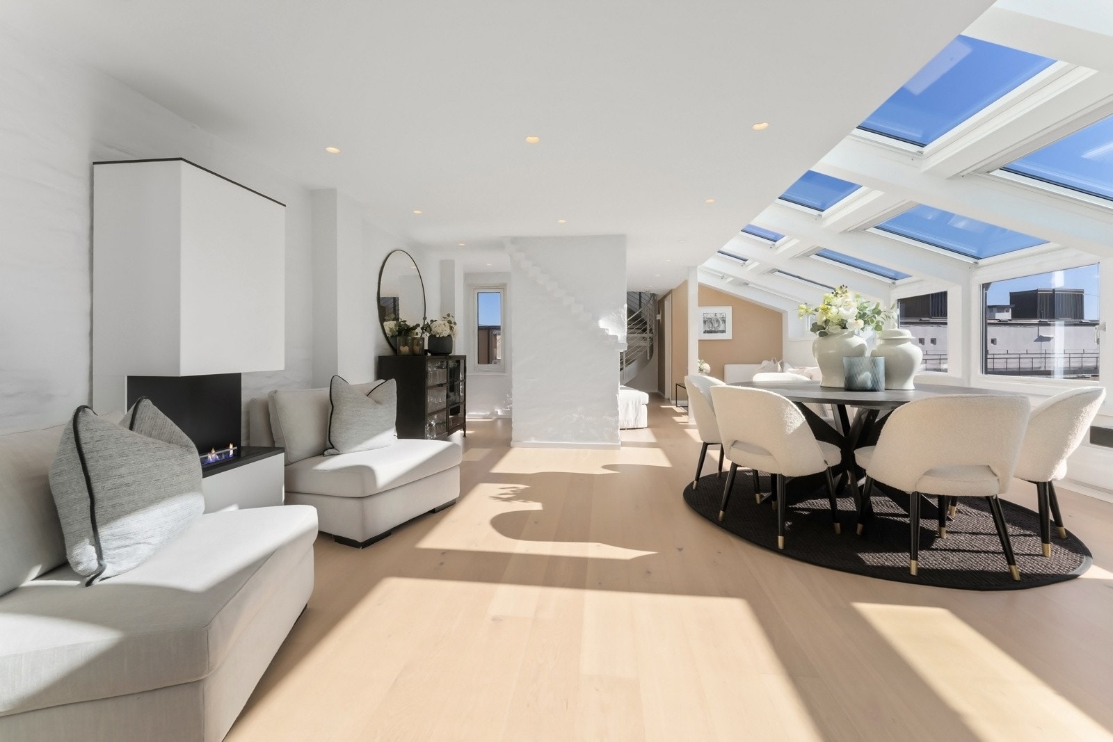 Stor stue med åpen kjøkkenløsning. Det er mulighet for to salonger om ønskelig. Galleribilde