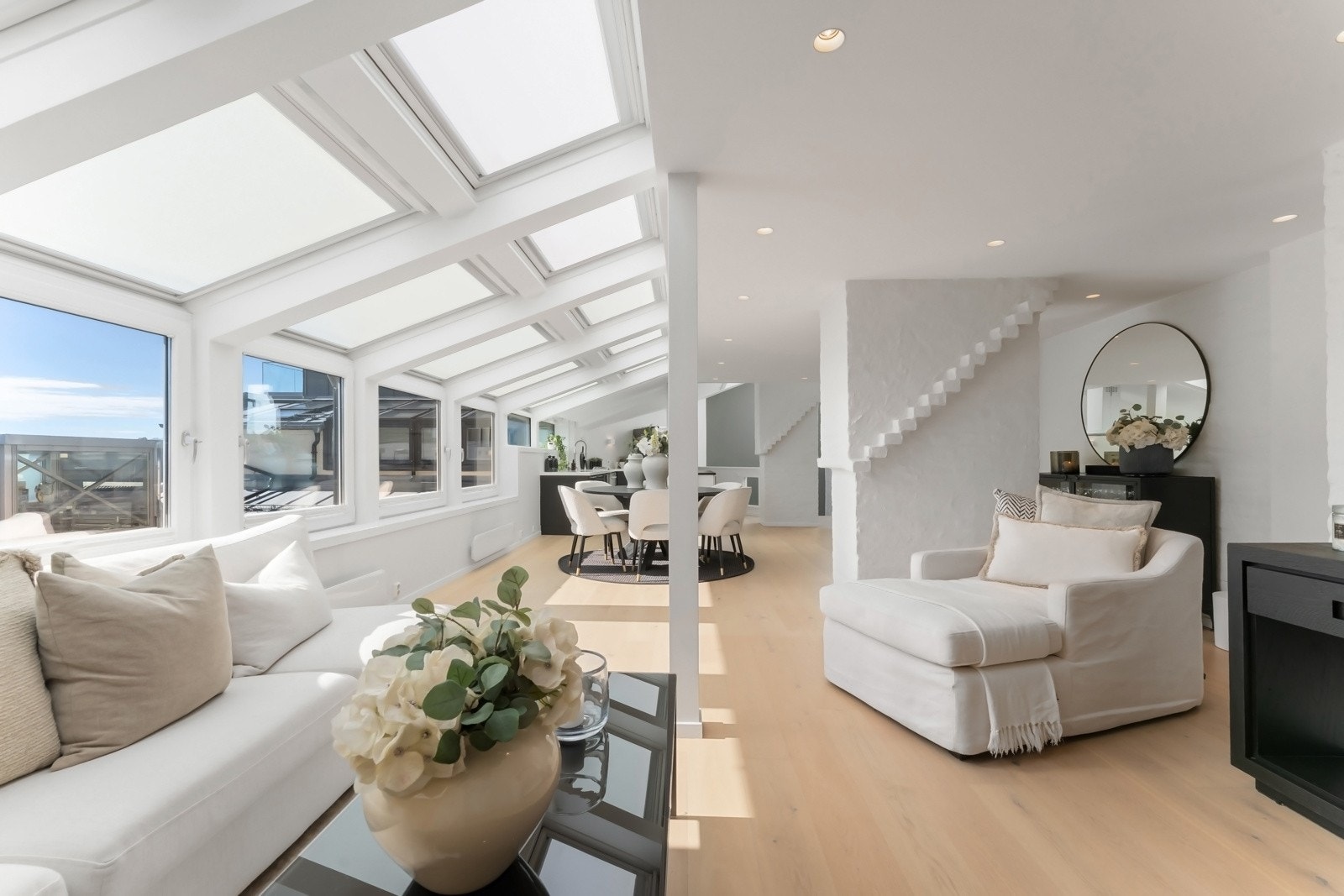 Automatisk lukke/åpne funksjon med solskjerming. Galleribilde