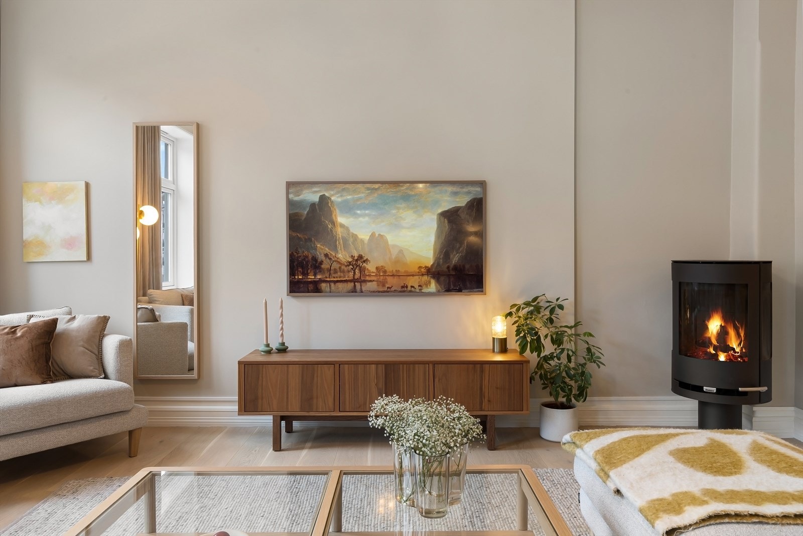Det er lagt en pen hvitoljet 1-stavs eikeparkett i alle oppholdsrom og fliser i gang Galleribilde
