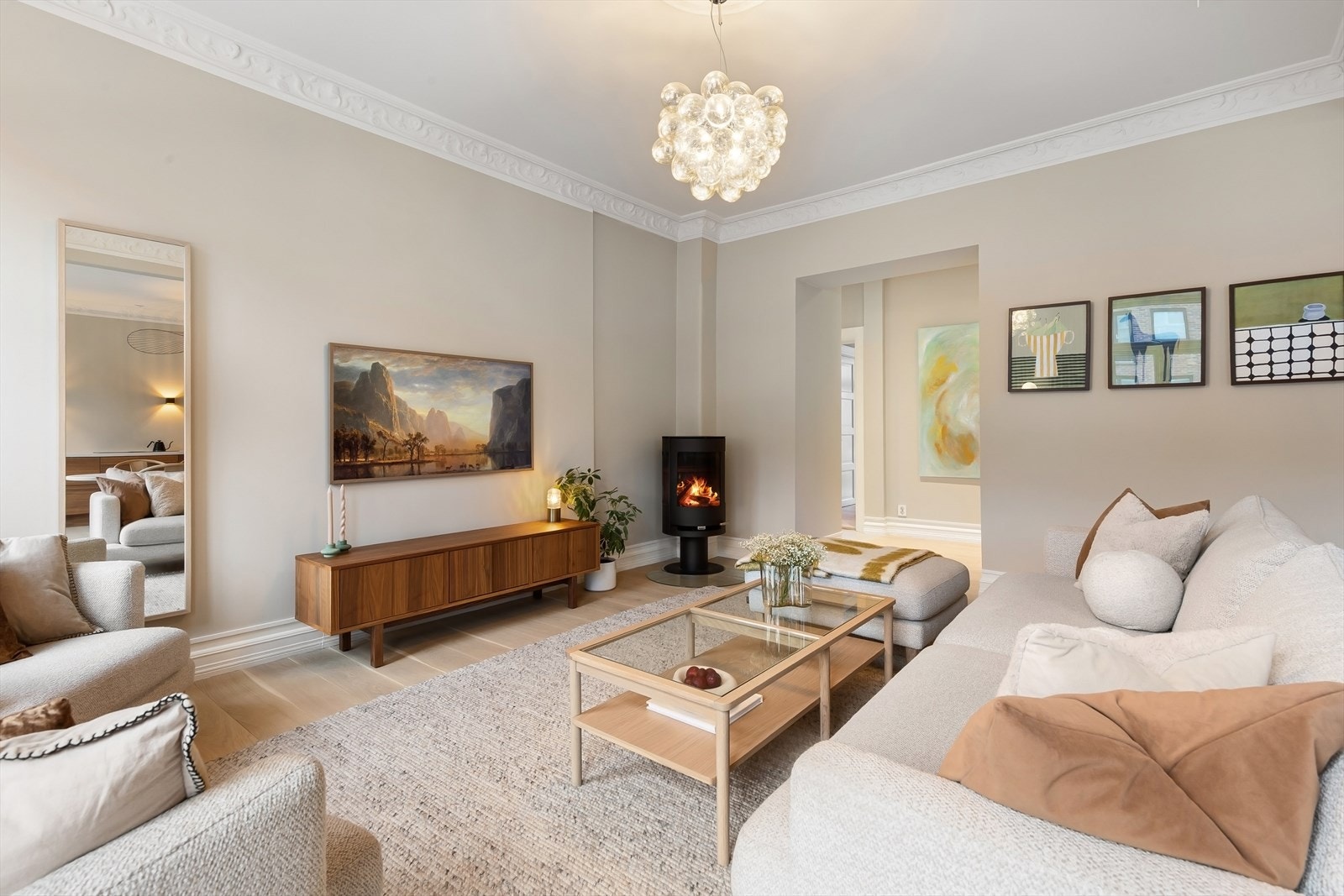 Gode møbleringsmuligheter med plass til en stor sofagruppe, lenestoler og mediemøblement Galleribilde