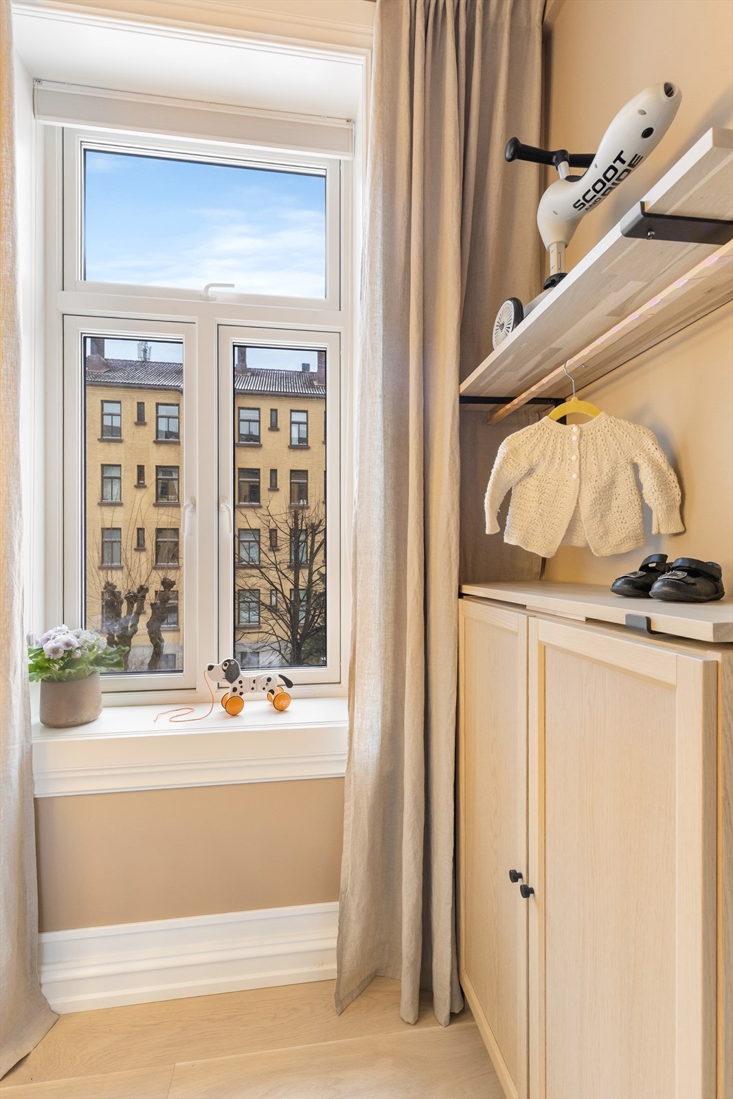 Det passer ypperlig også som en praktisk walk-in closet for ekstra oppbevaring og hverdagsluksus Galleribilde