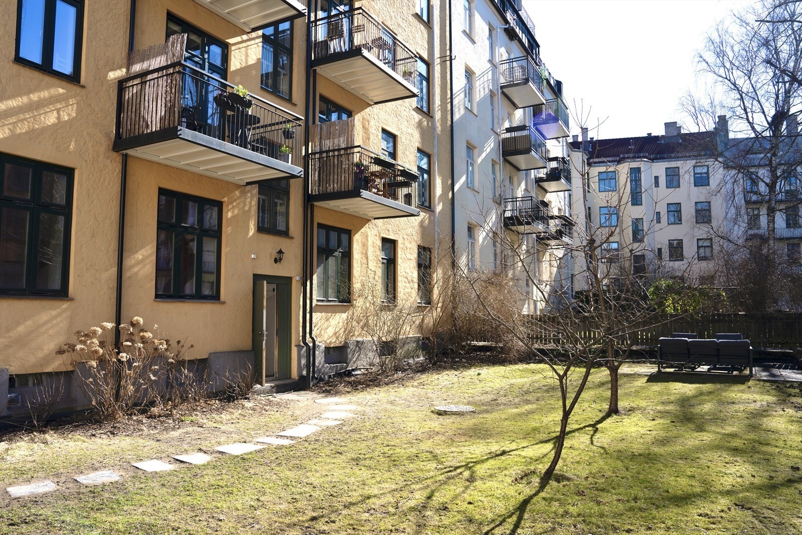Hyggelig bakgård med bærbusker, plommetre og kirsebærtre om sommeren - Felles grillområde med utemøbler, samt en sykkelparkering Galleribilde