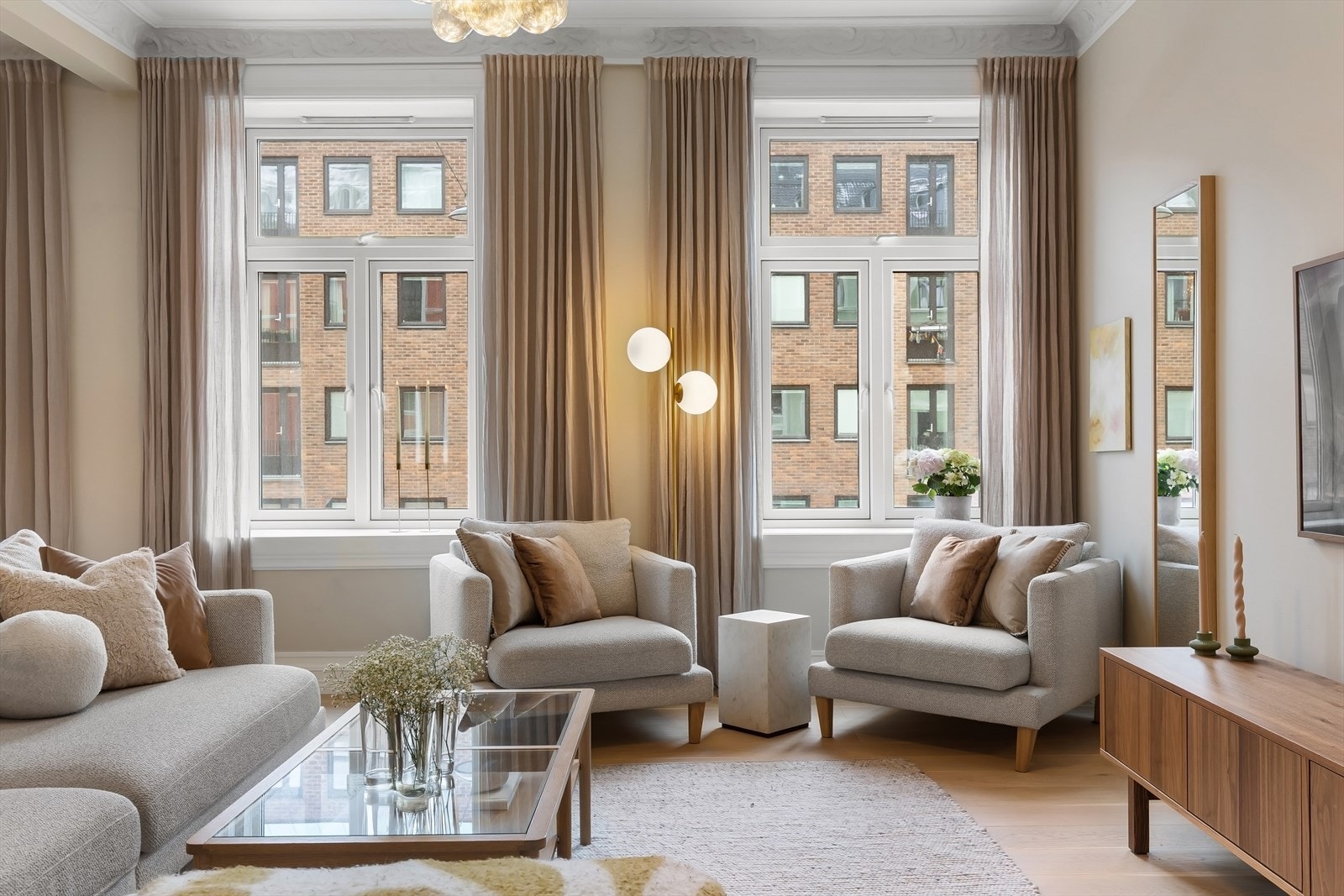 Store vindusflater som slipper inn rikelig med naturlig lys fra 3 vinduer på rekke Galleribilde