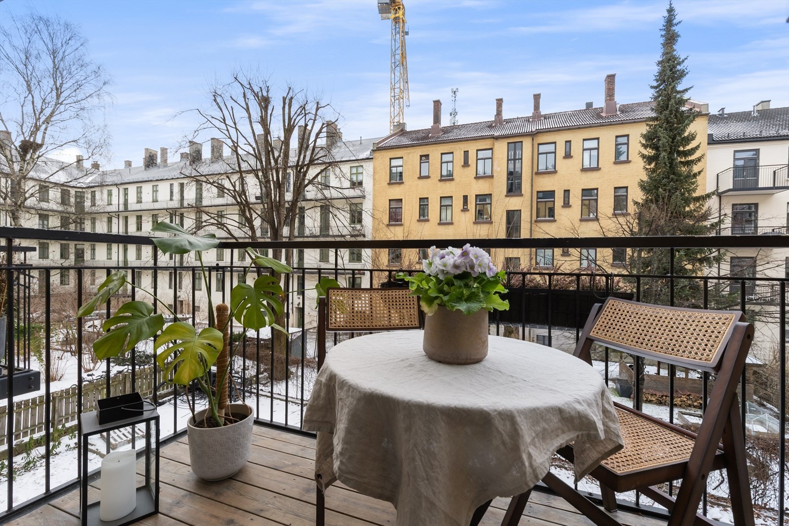 Fra soverom 2 er det utgang til en koselig sydvestvendt balkong på 4 kvm Galleribilde