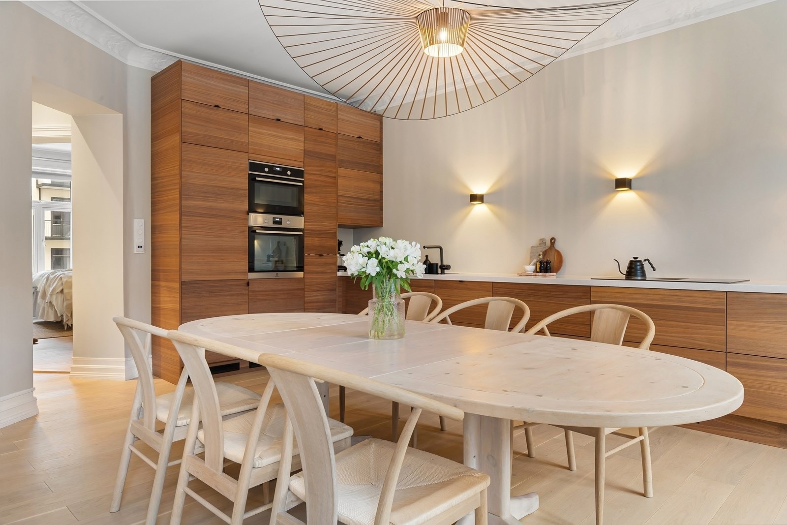 Kjøkkenet er utstyrt med fullintegrerte hvitevarer bl.a to stekeovner (hvorav én kombi med mikrobølgeovn), induksjonstopp, oppvaskmaskin og kjøl/fryseskap fra Electrolux Galleribilde